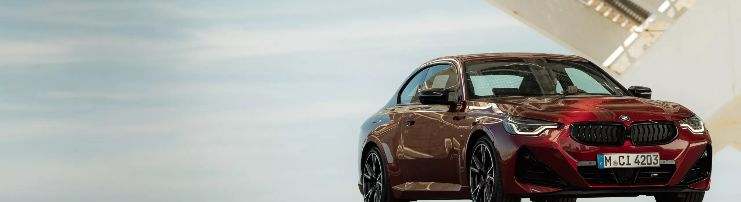 Ein BMW 2er Coupé parkt in einer Halle