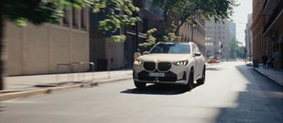 Imagine cu trei sferturi din partea frontală a BMW M BMW X3 M G45, rulând
