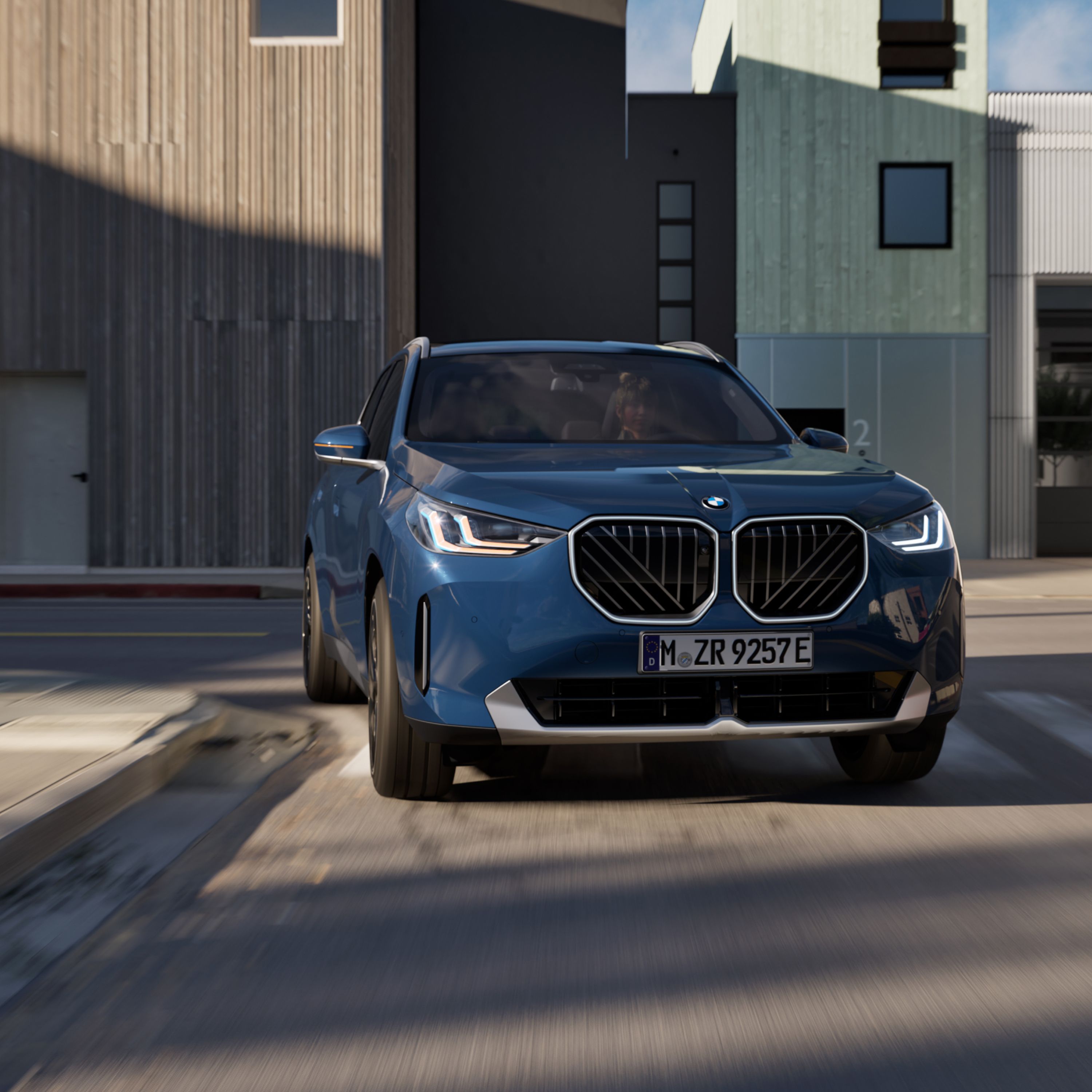 BMW X3 SUV hybryda plug-in z adaptacyjnym sportowym układem kierowniczym