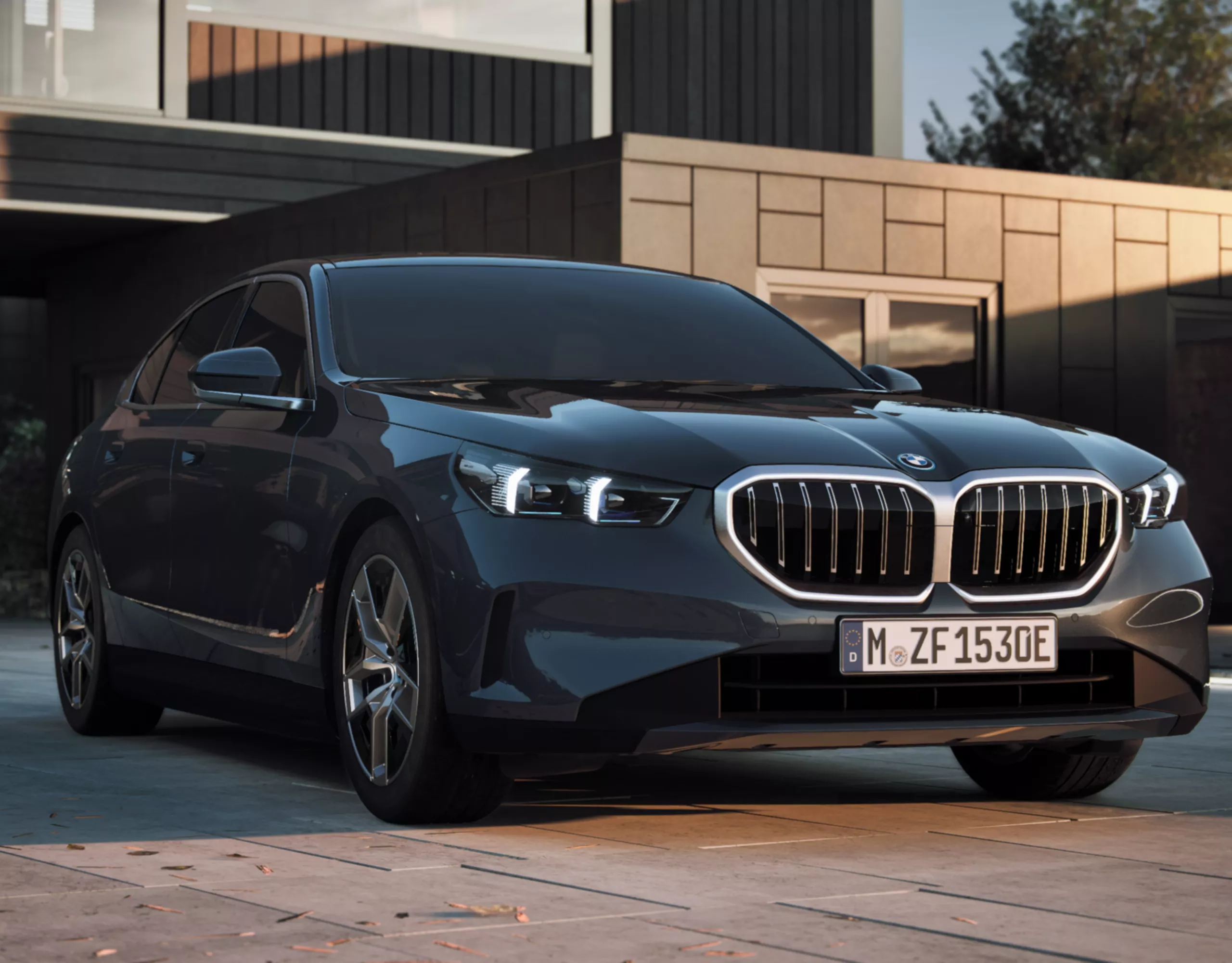 Une BMW est rechargée sur une borne de recharge publique avec des montagnes en arrière-plan