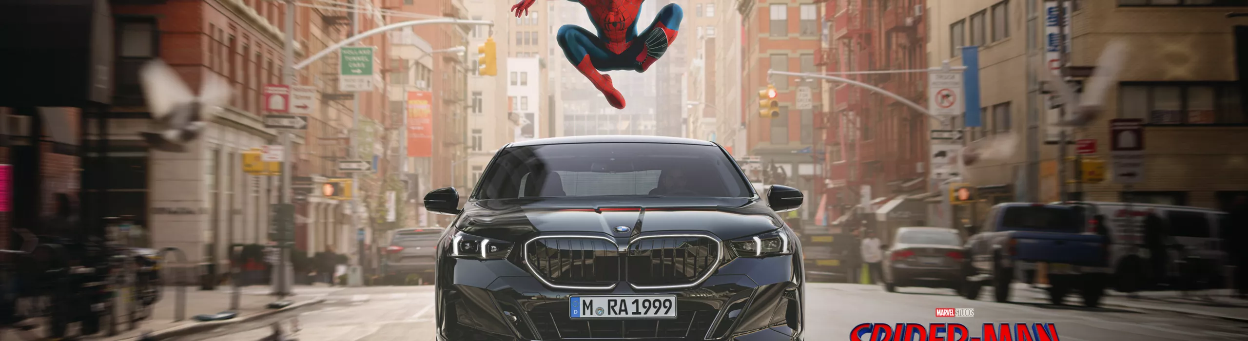 Spider‑Man in heldenhafter Pose über dem BMW 5er.