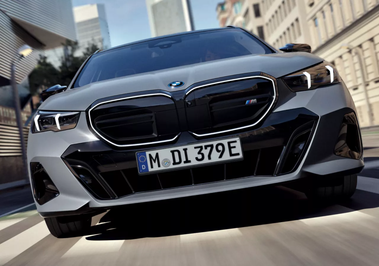 BMW i5 M60 xDrive ツーリング：ローンとリース