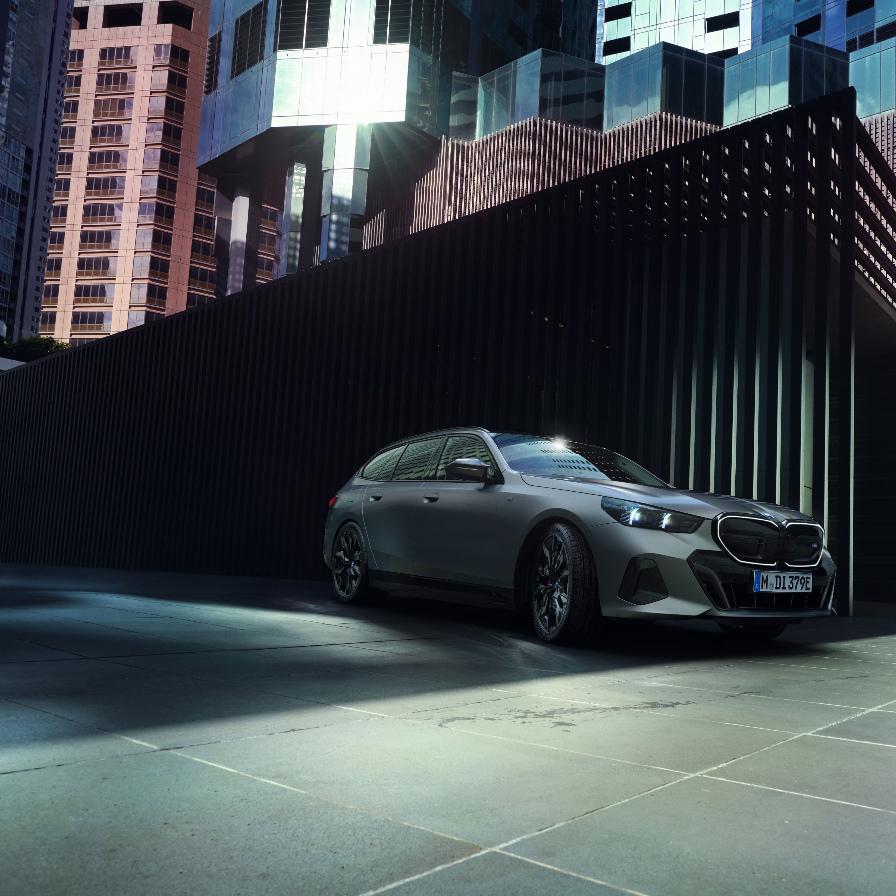 BMW i5 M60 xDrive Touring G61 BEV Exterieur loop on location