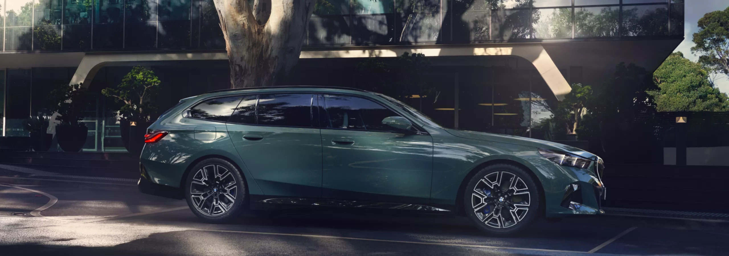 BMW i5 ツーリング：ローンとリース