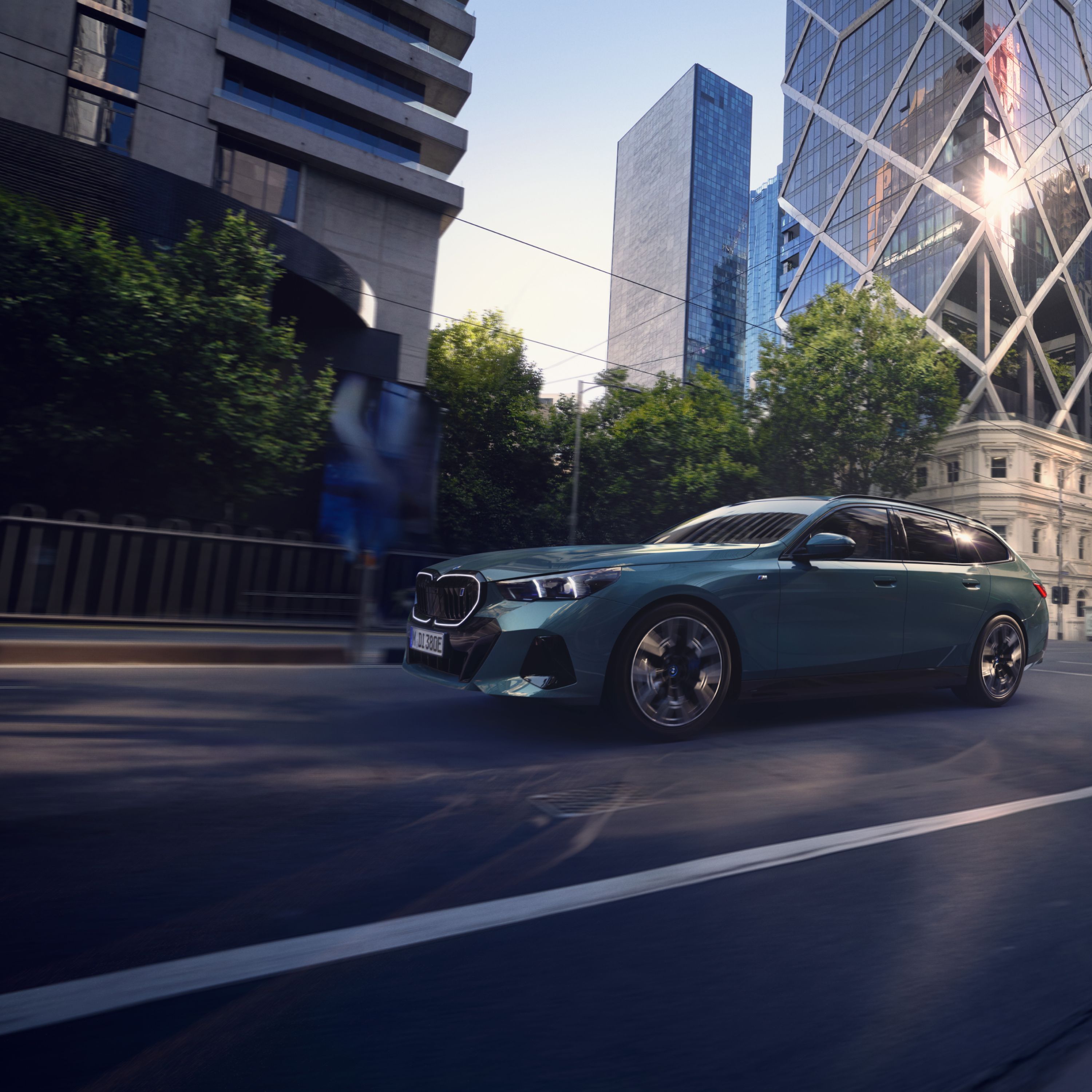 BMW i5 eDrive40 Touring G61 BEV Exterieurloop on location 