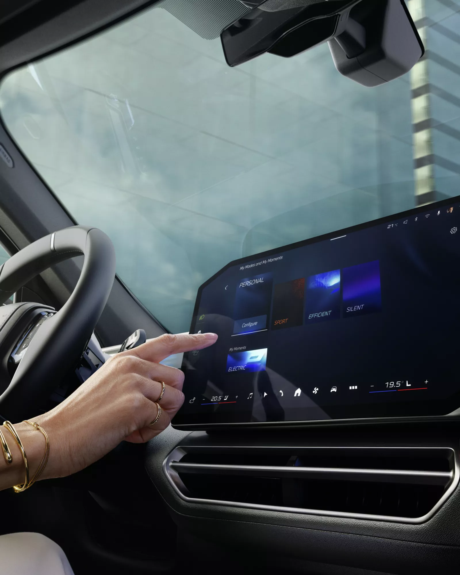 Hand bedient das Zentral-Display im BMW X5