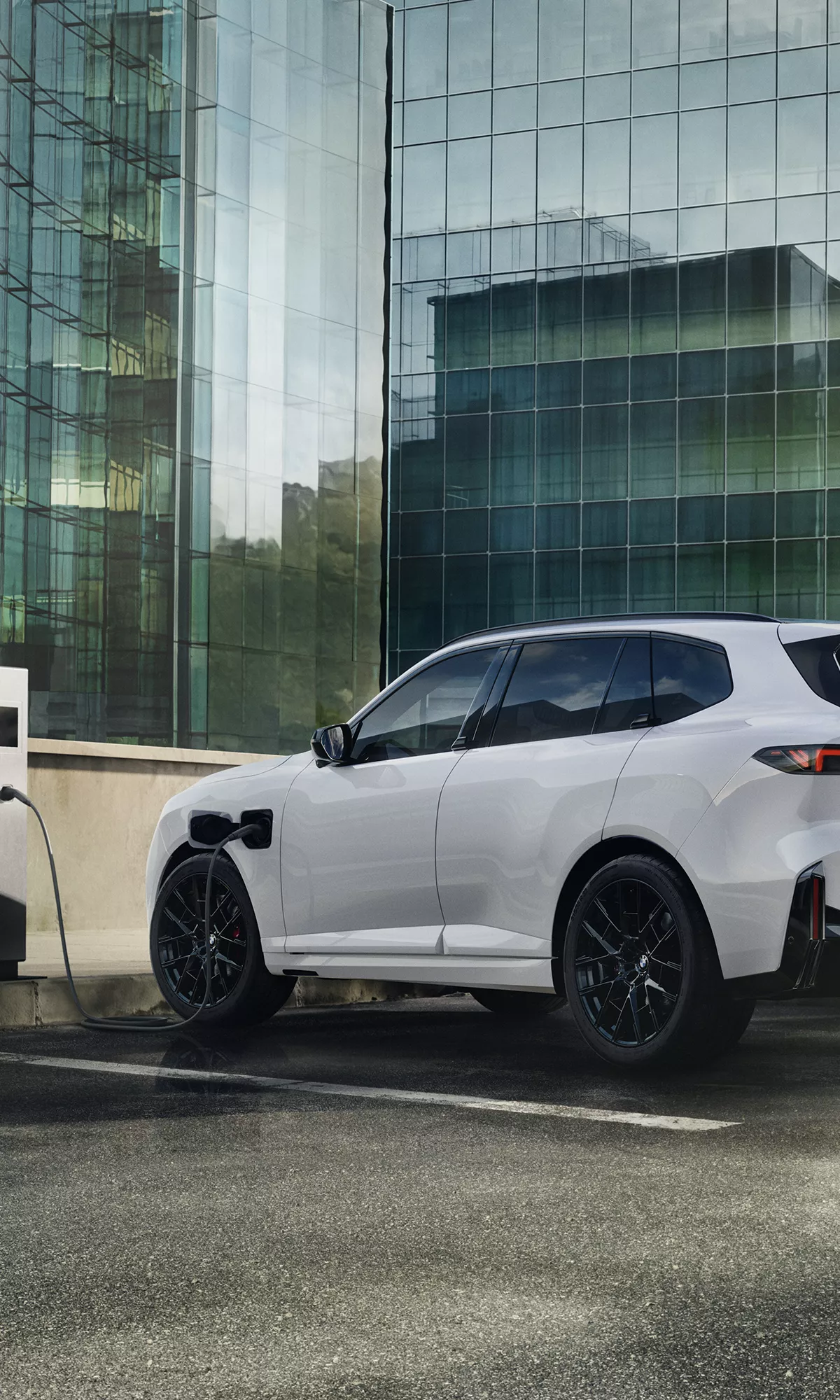 BMW lädt an einer öffentlichen Ladestation
