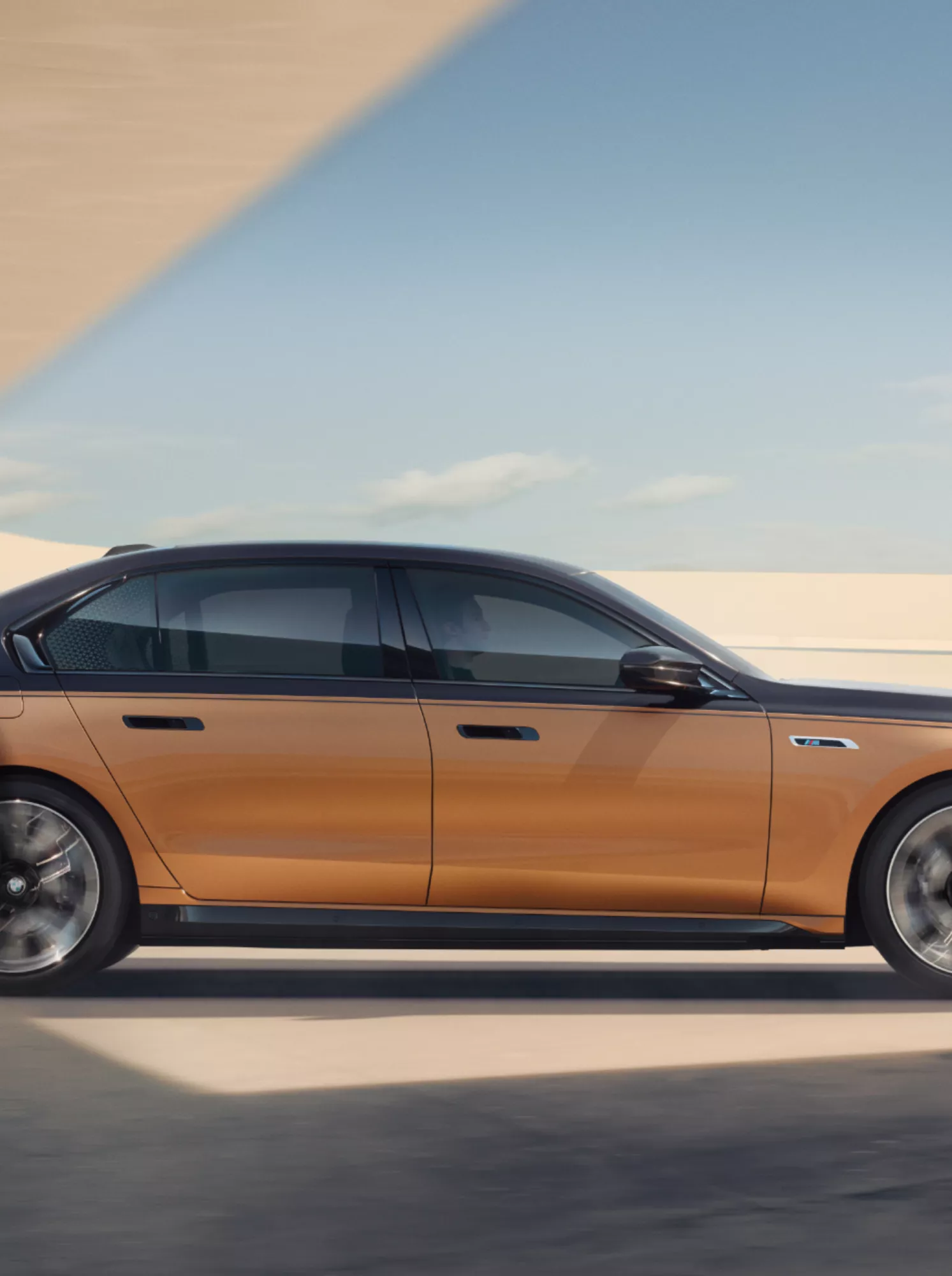BMW i7 M70 xDrive two-tone paint