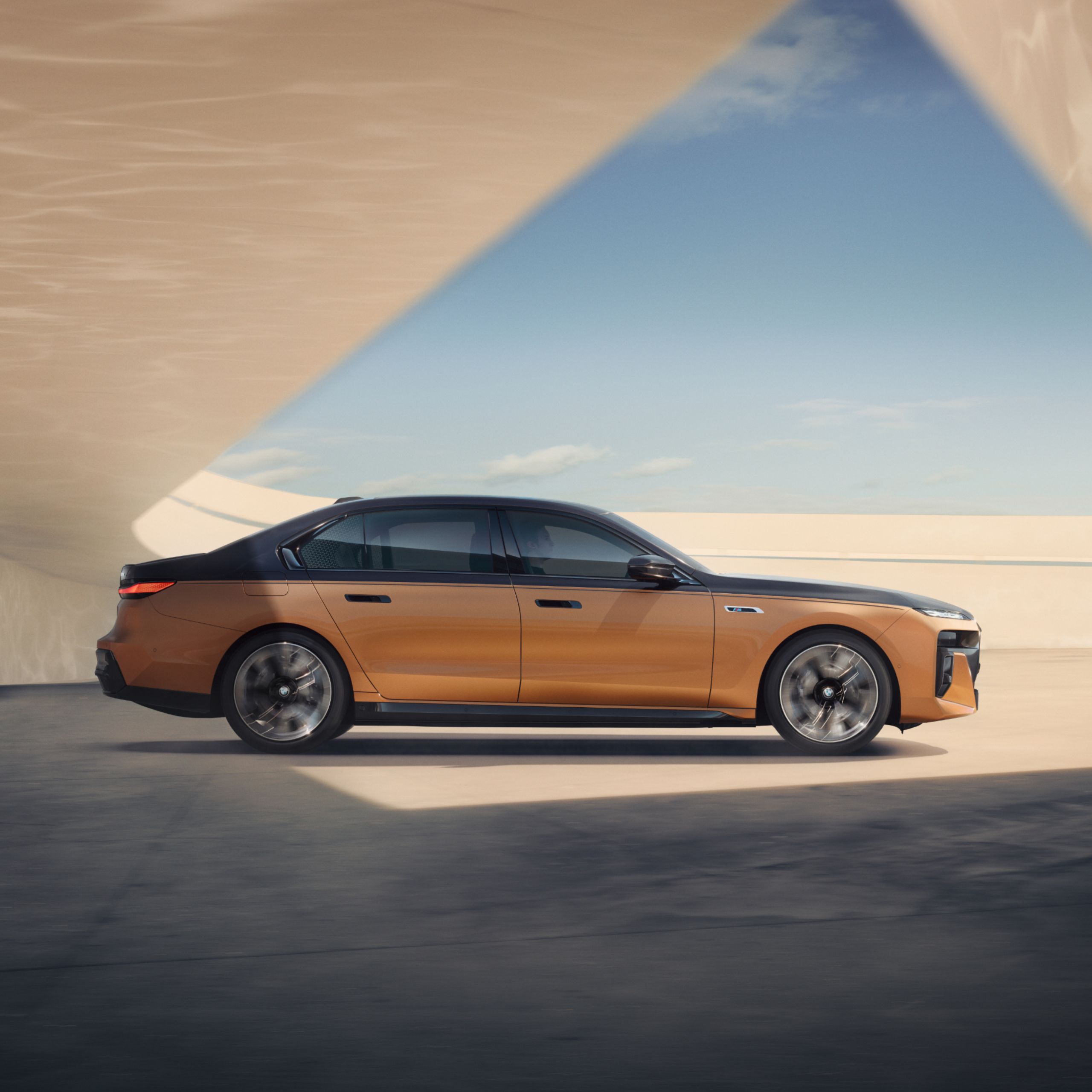BMW i7 M70 xDrive, kahetooniline värviviimistlus