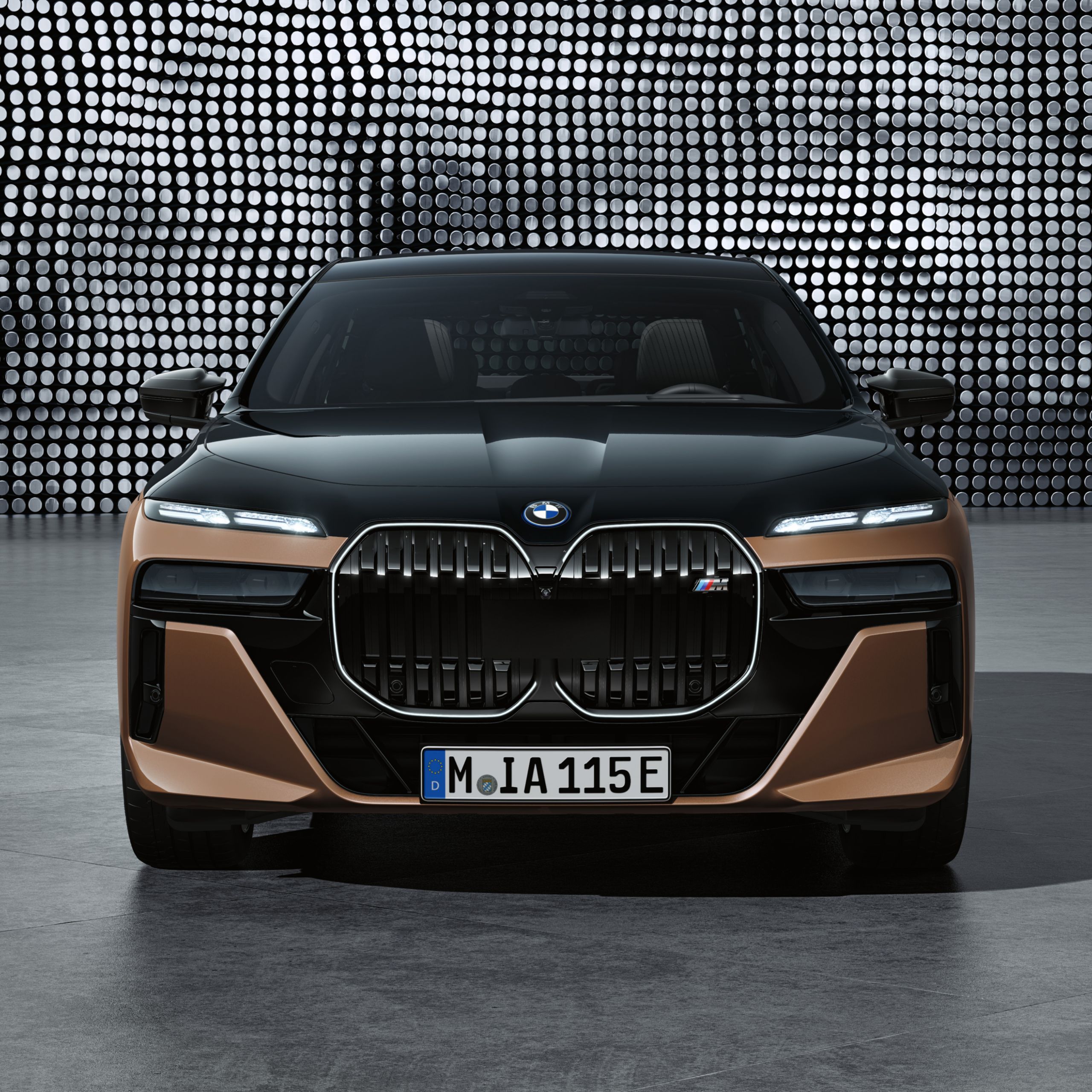 BMW i7 M70 xDrive, BMW neerukujuline iluvõre Iconic Glow