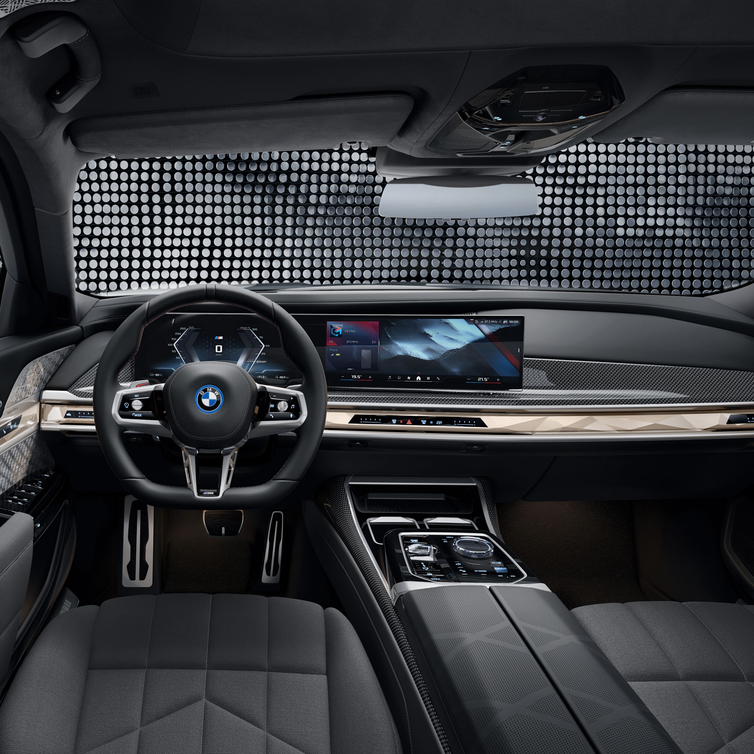 BMW i7 M70 xDrive, kumer ekraan