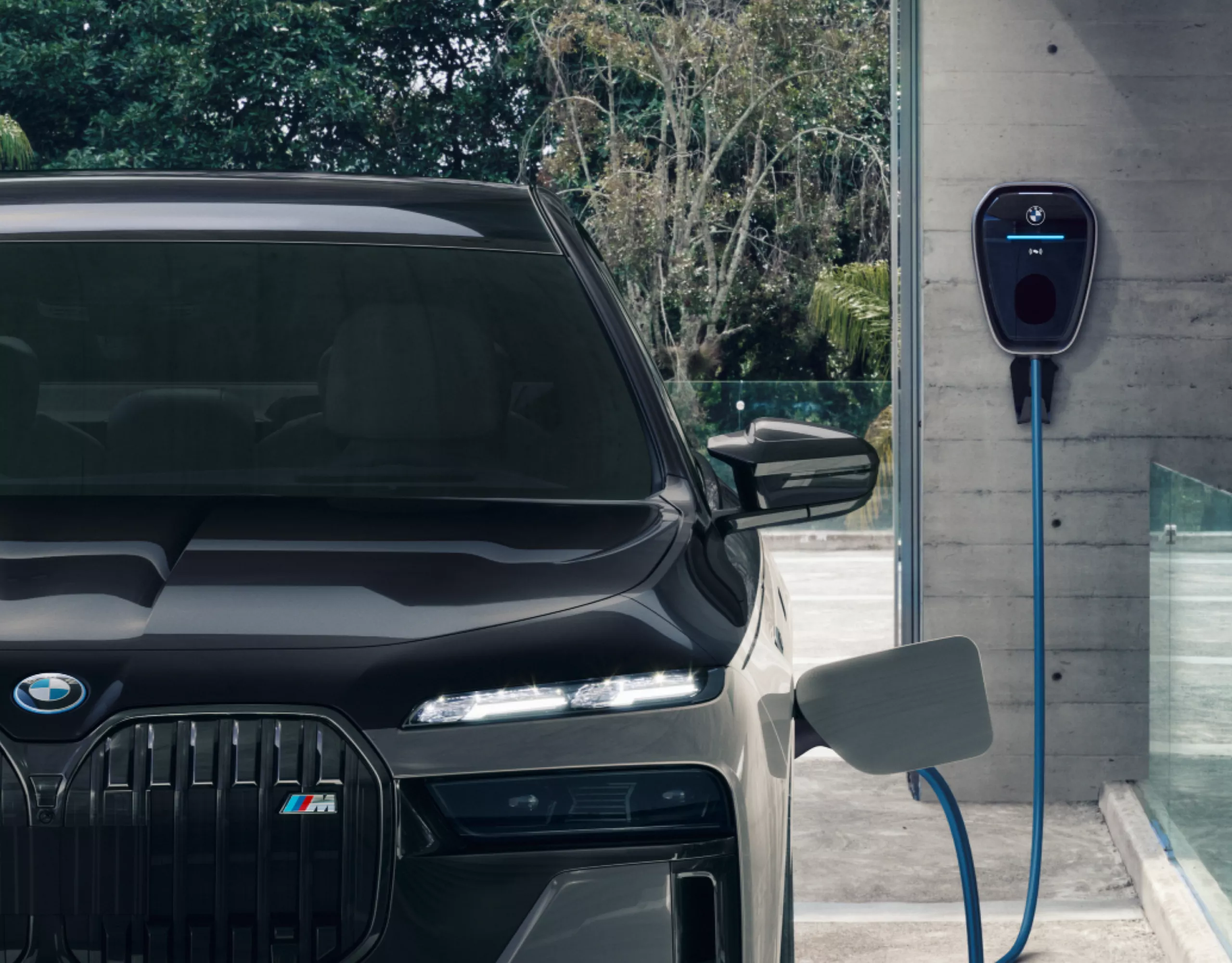 BMW M760e xDrive BMW Charging