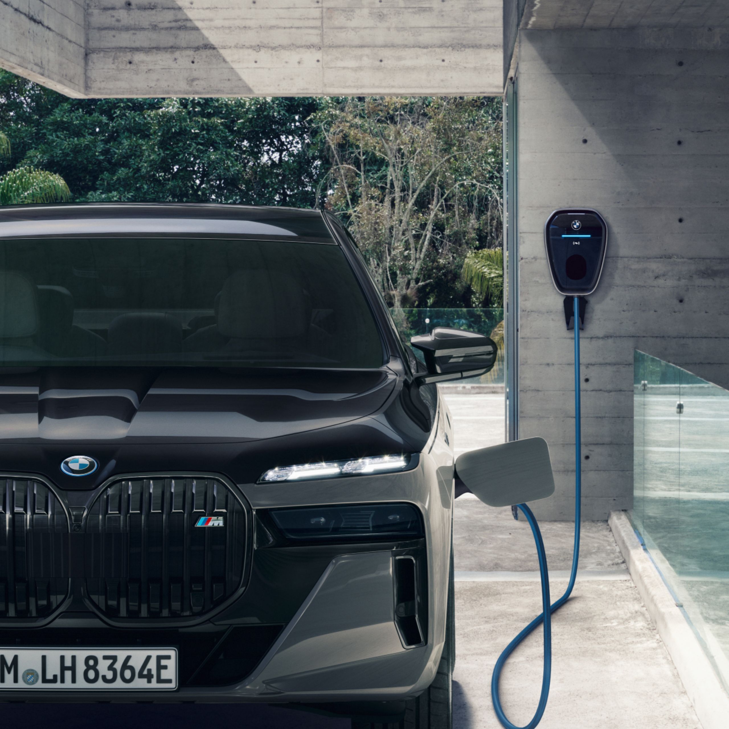 BMW M760e xDrive, BMW Charging