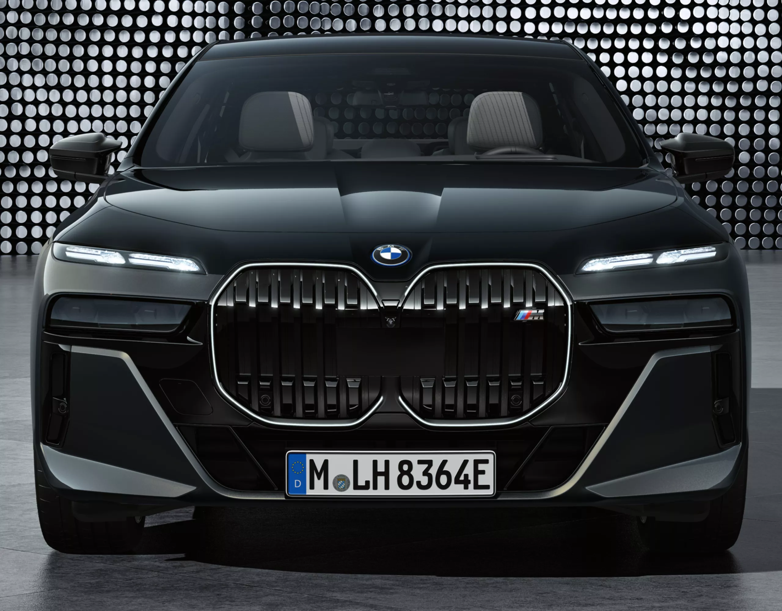 BMW M760e xDrive front design
