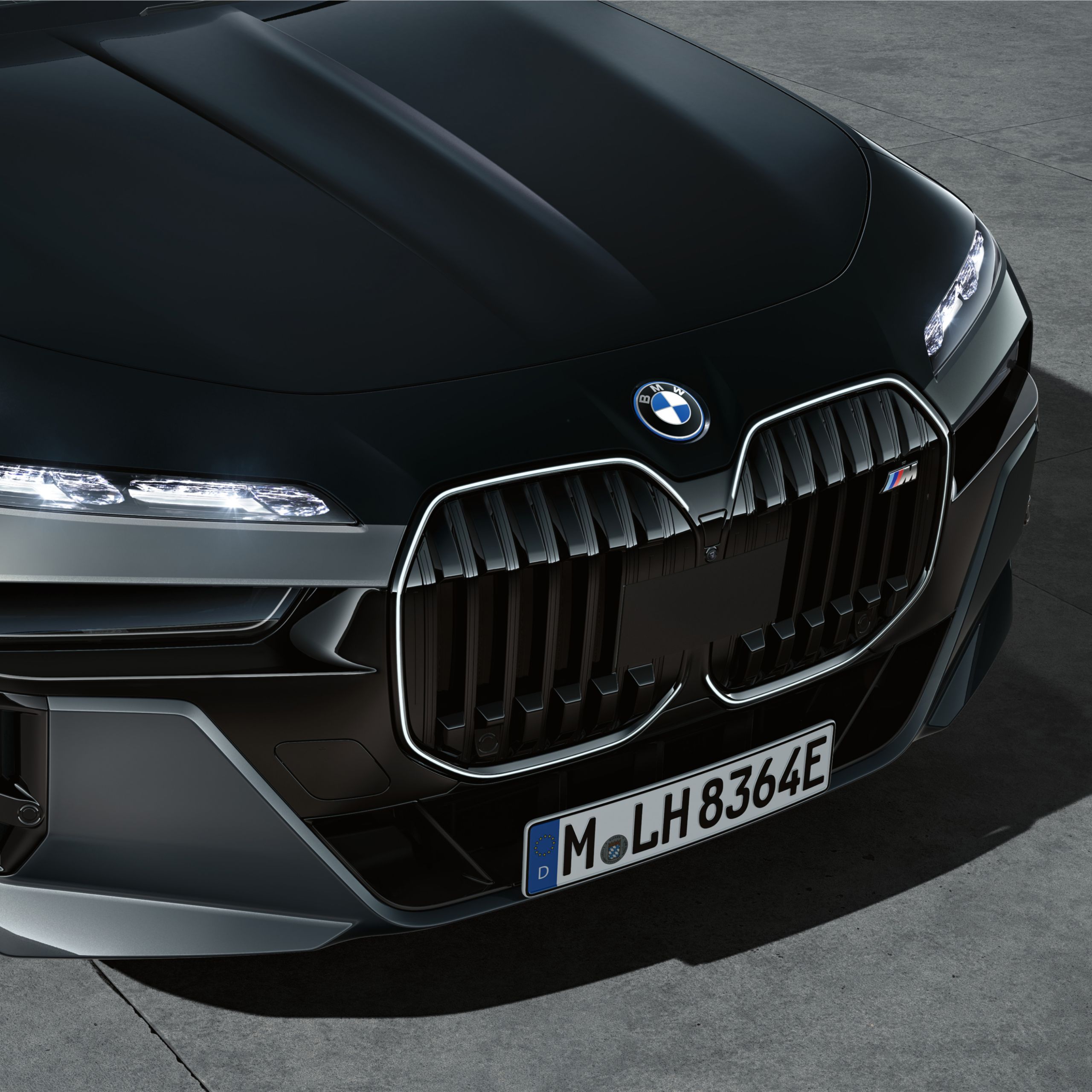 BMW M760e xDrive, BMW kristallesituled Iconic Glow