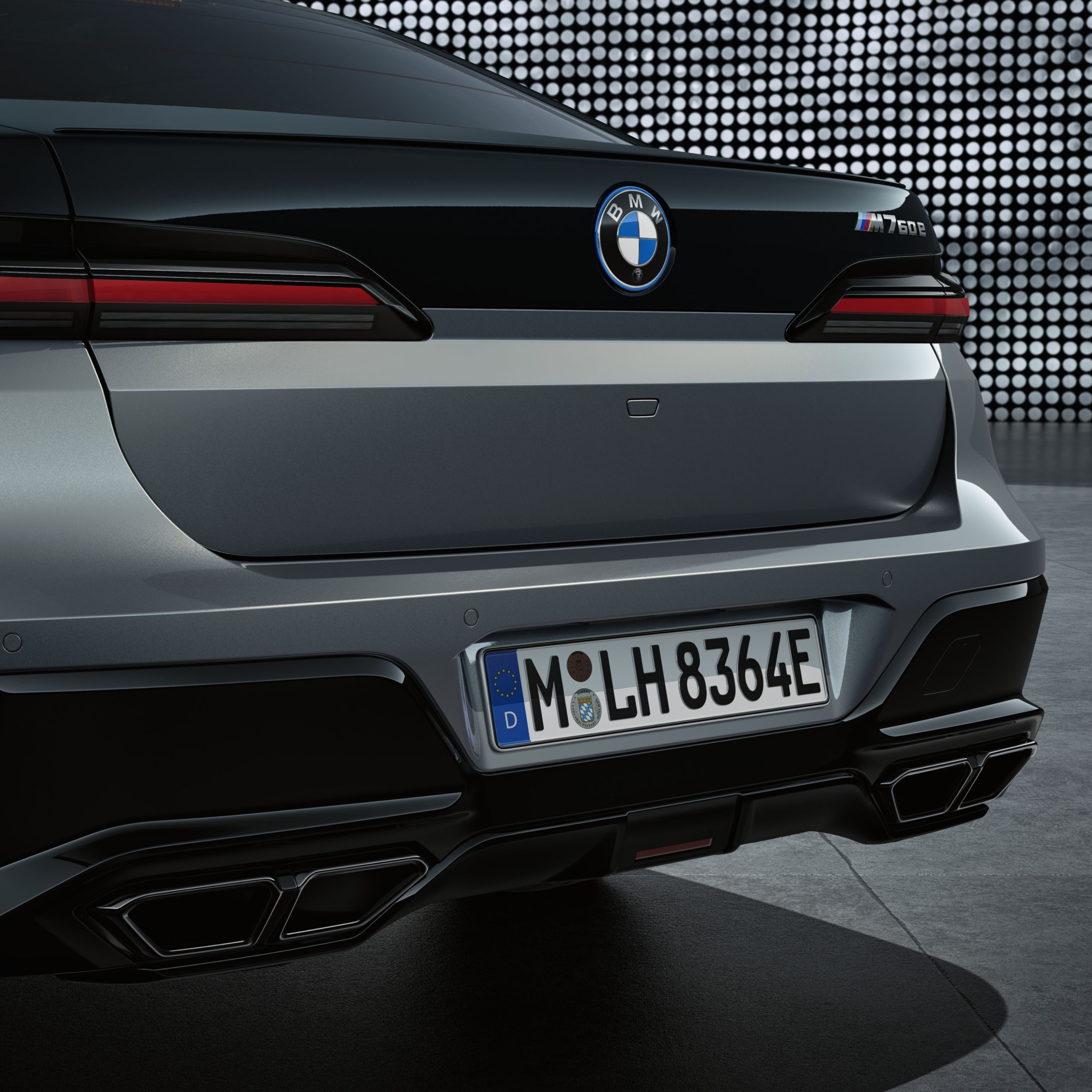 BMW M760e xDrive, tagaosa disain