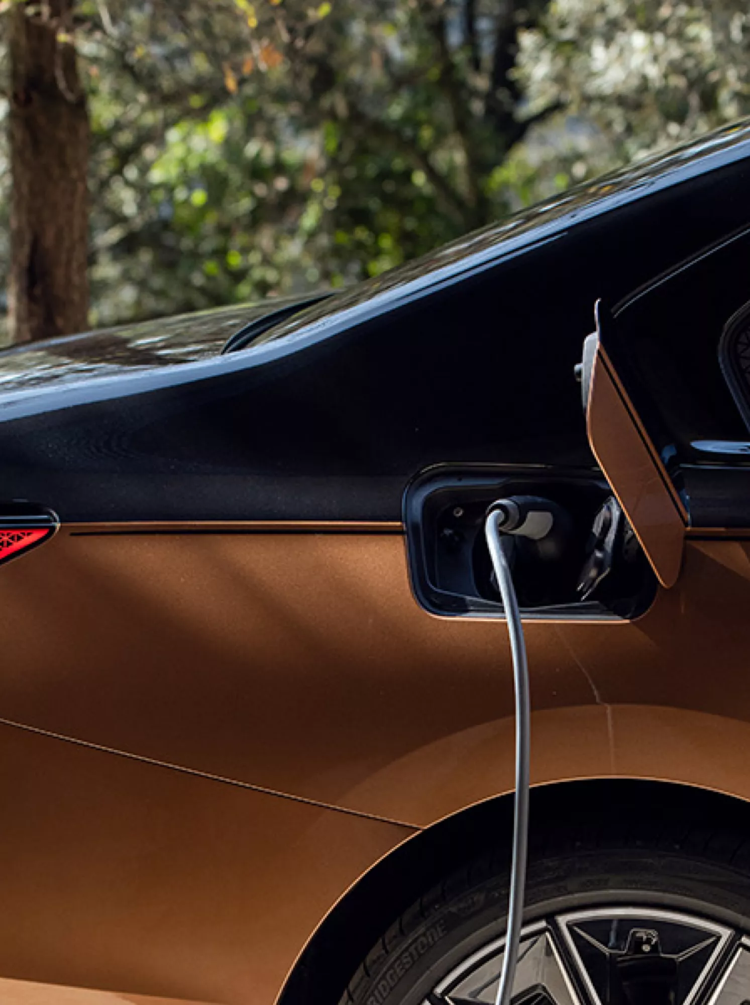 BMW 7er M Automobile Laden unterwegs