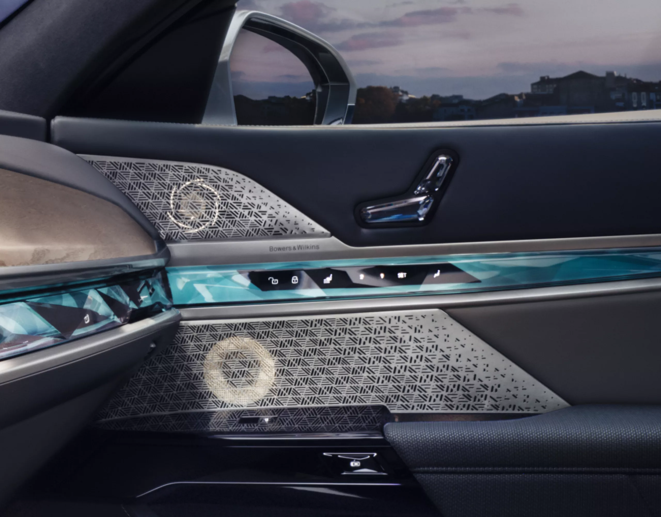 BMW i7 Limousine Bowers & Wilkins Diamond Surround Sound System