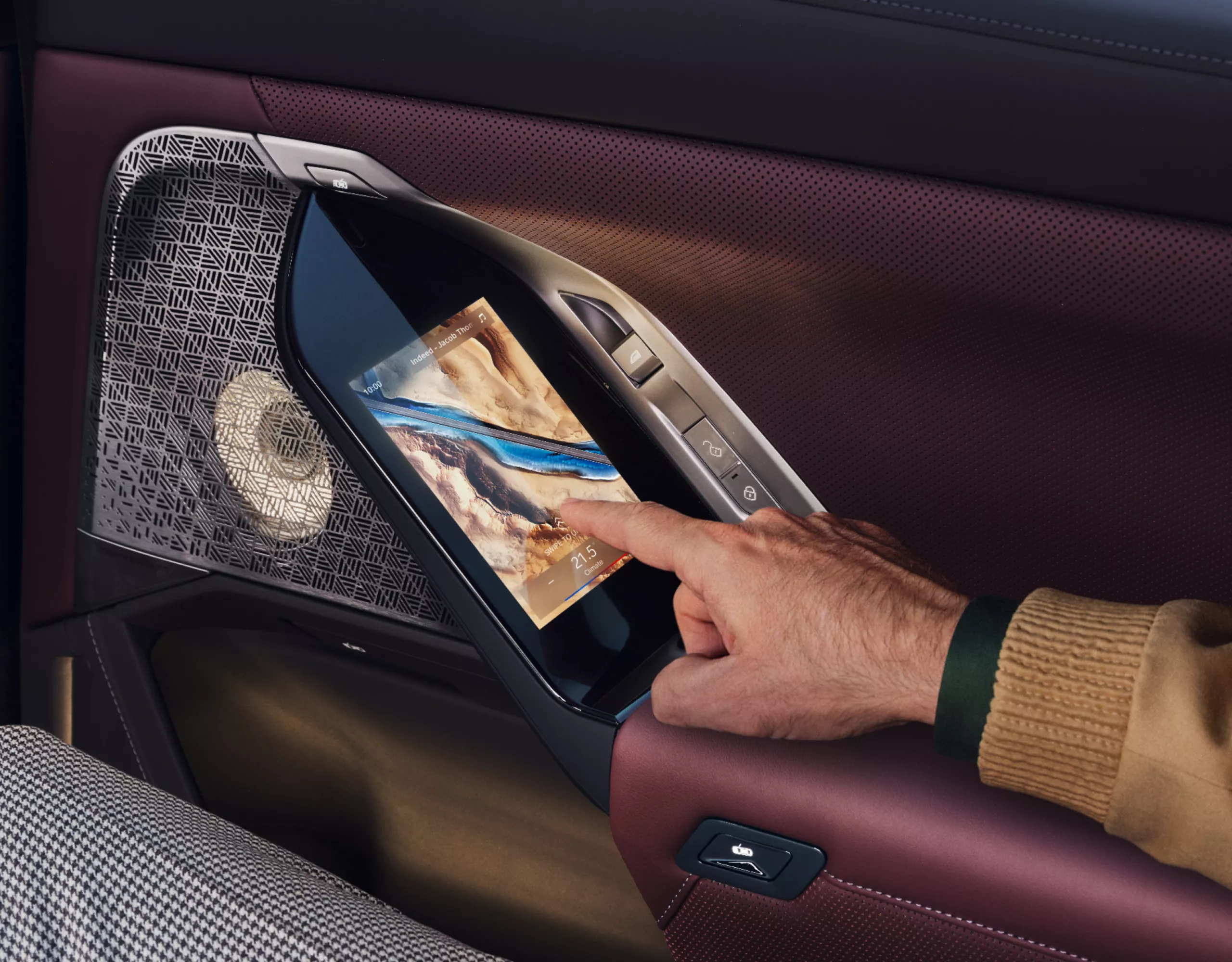 BMW 7シリーズ セダン：リヤ・ドアに一体化されたタッチ・スクリーン