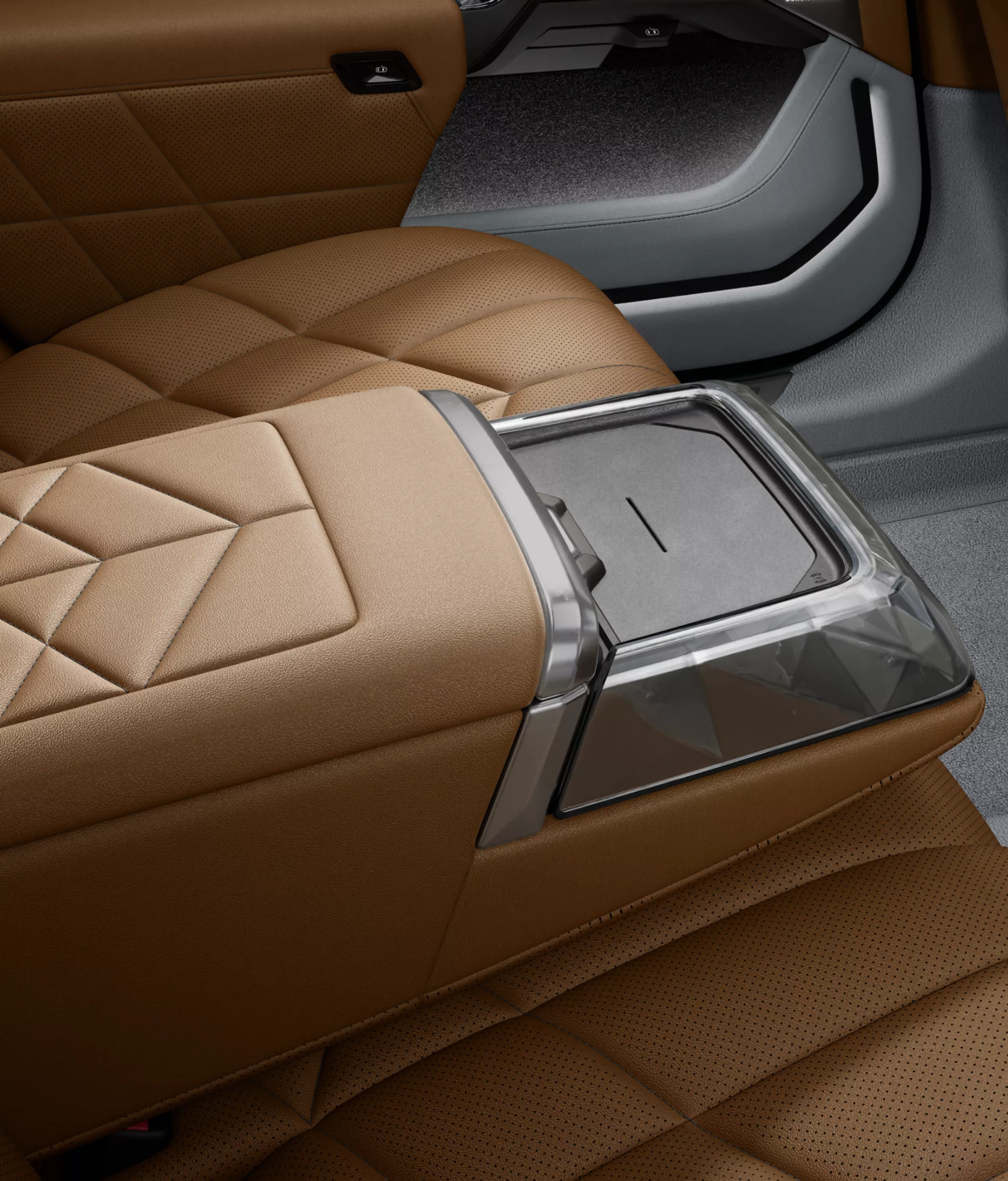 Detailansicht der kabellosen Ladeschale in der Fond-Mittelkonsole.