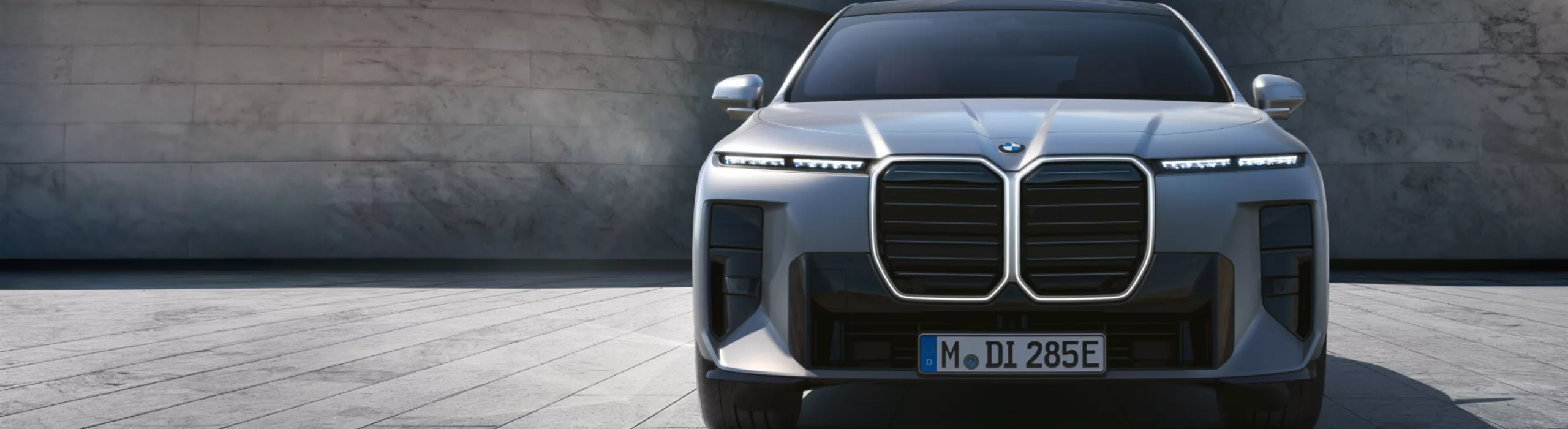 Frontansicht des Fahrzeugs vor moderner Architektur.