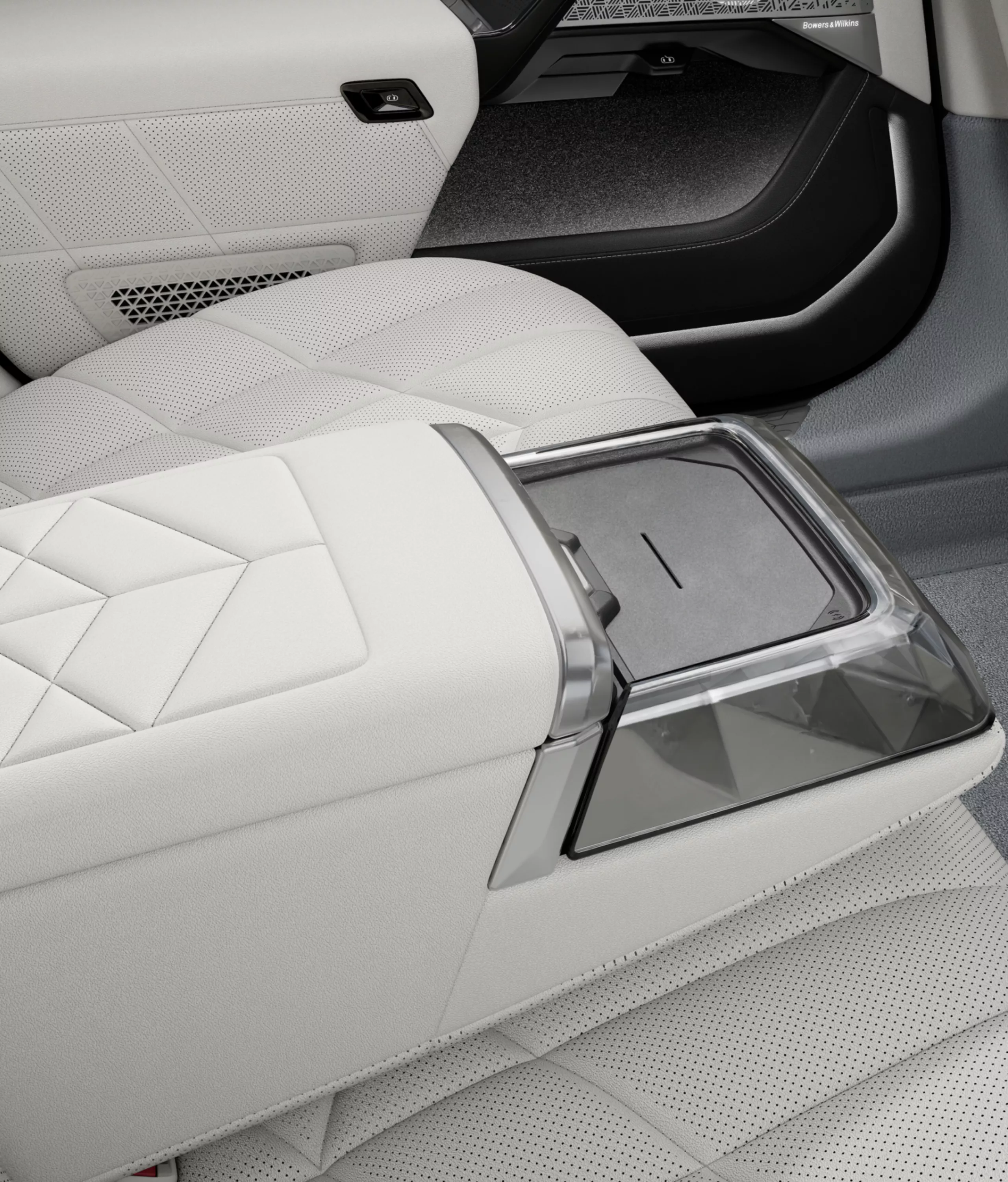 Detailansicht der kabellosen Ladeschale in der Fond-Mittelkonsole.