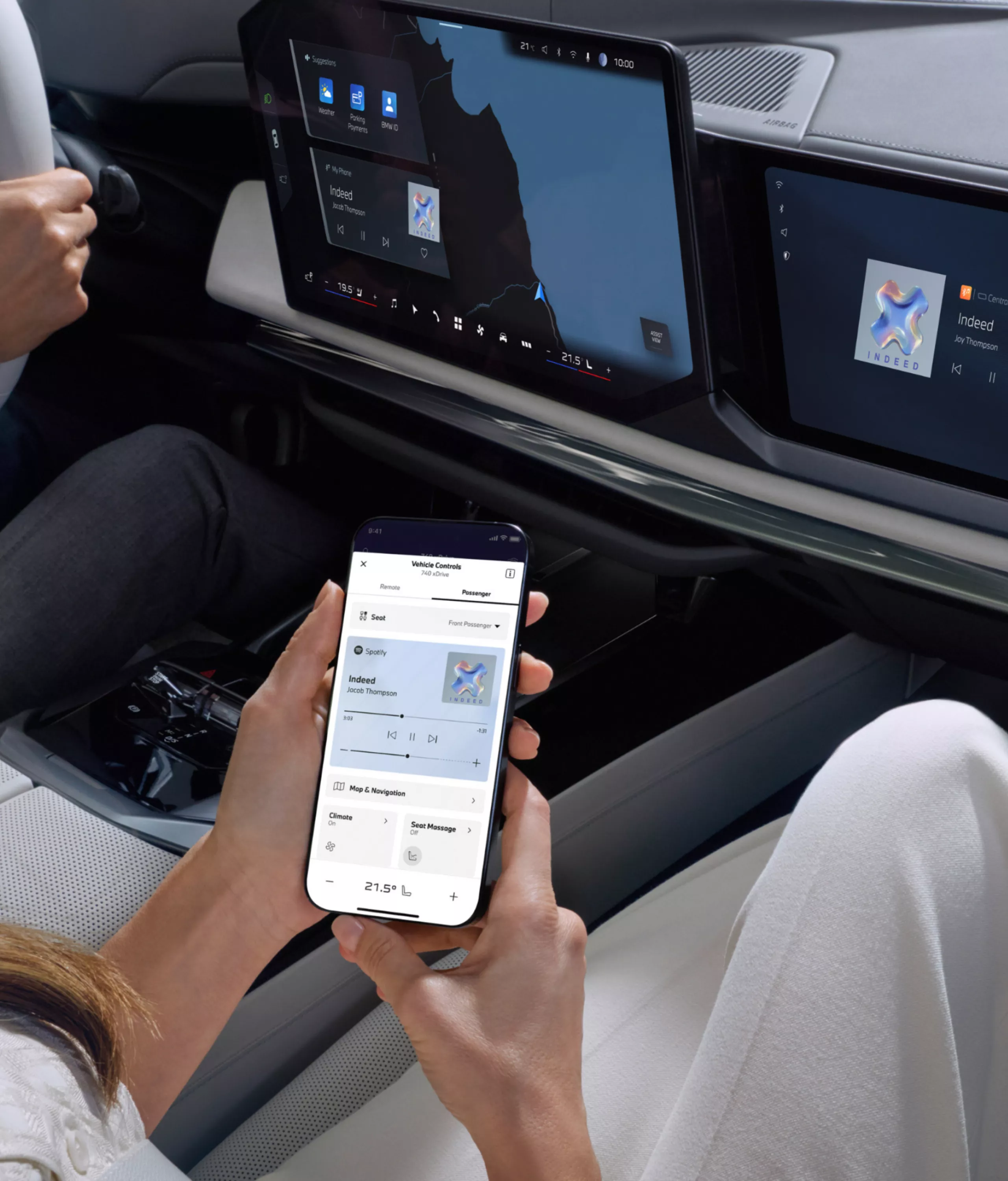 Лицето на совозачкото седиште работи на паметен телефон во апликацијата My BMW.