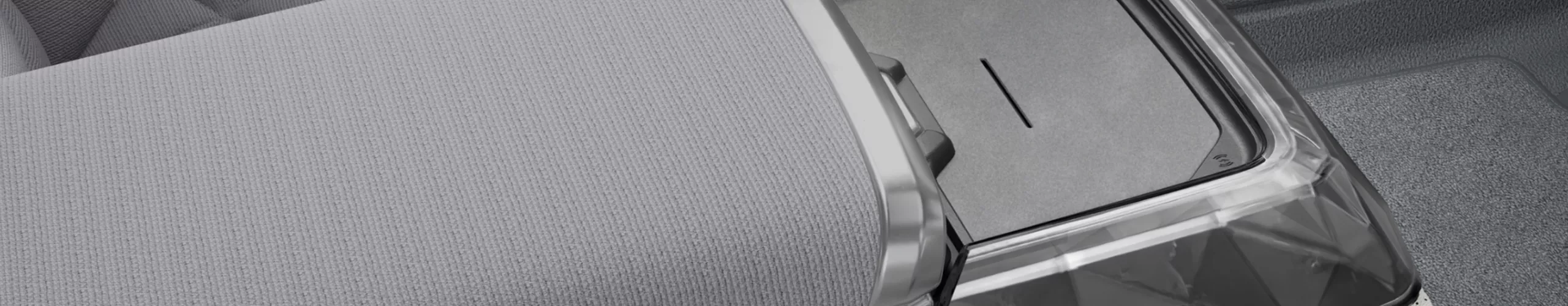 Detailansicht der kabellosen Ladeschale in der Fond-Mittelkonsole.