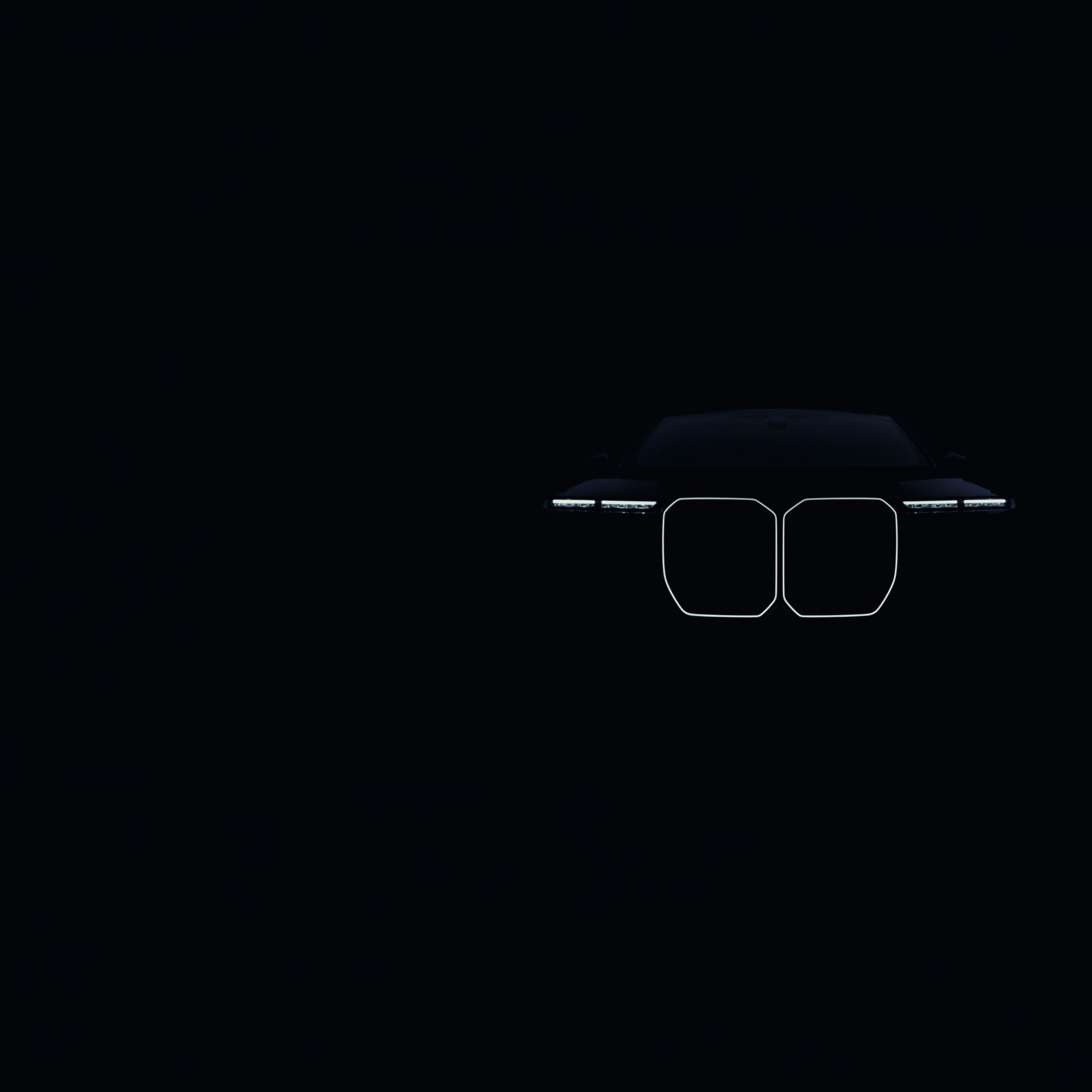 Tumšā vidē: BMW 7. sērija ar izgaismotu nierveida režģi un iedegtiem augšējiem priekšējiem lukturiem.