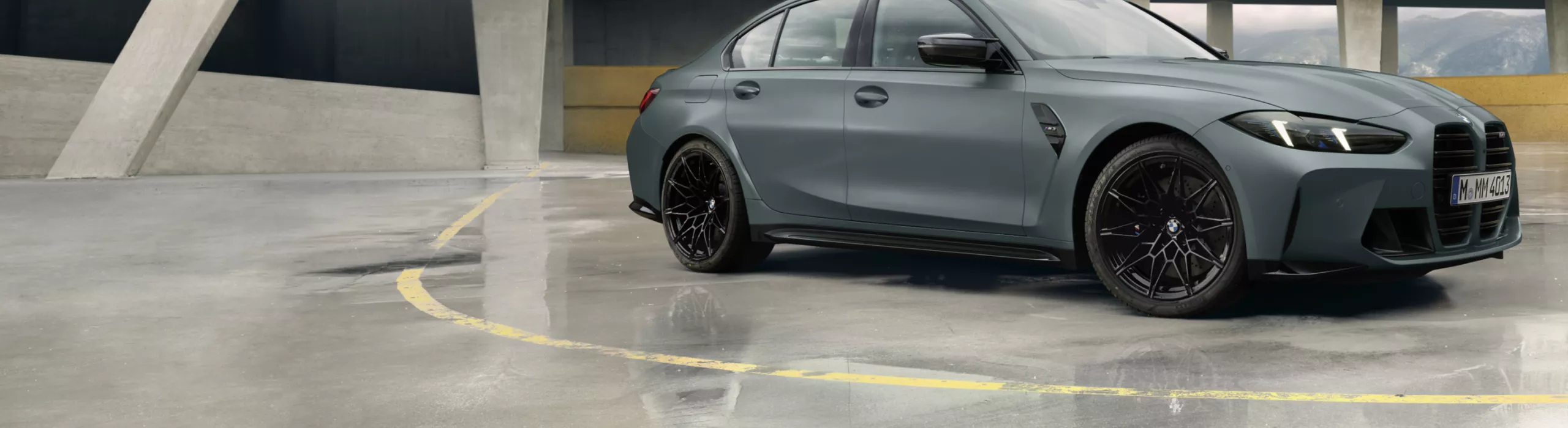 Външен изглед на BMW M3 Седан във Frozen Deep Green