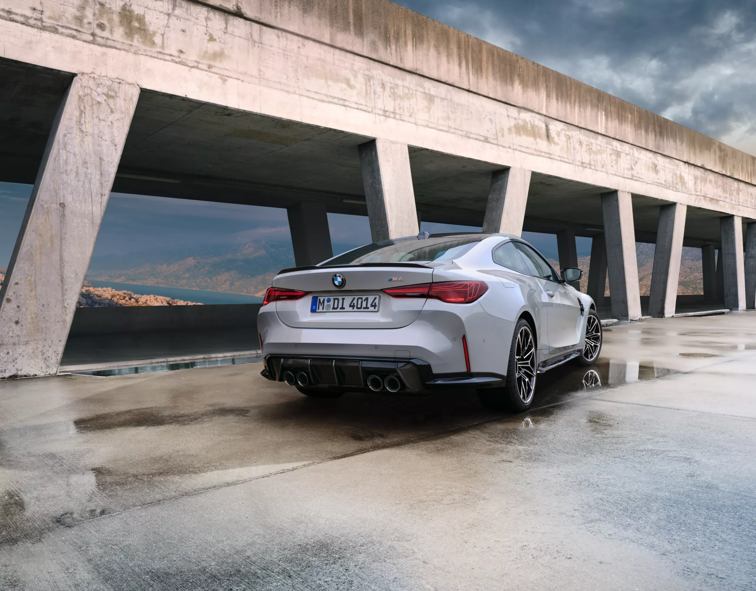 BMW M4 Competition Coupe ในสี BMW Individual Chalk Solid