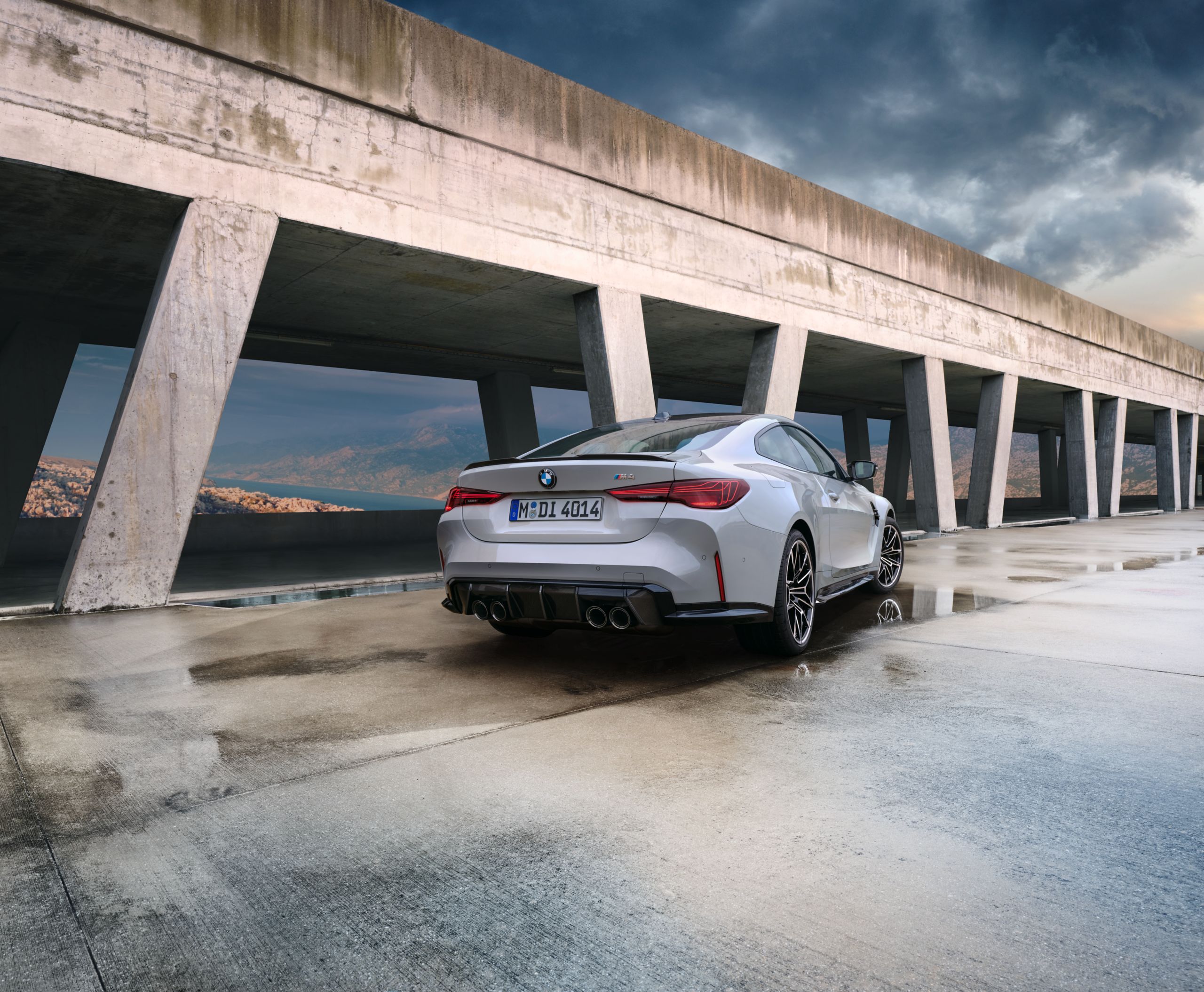 BMW M4 Competition Coupe ในสี BMW Individual Chalk Solid