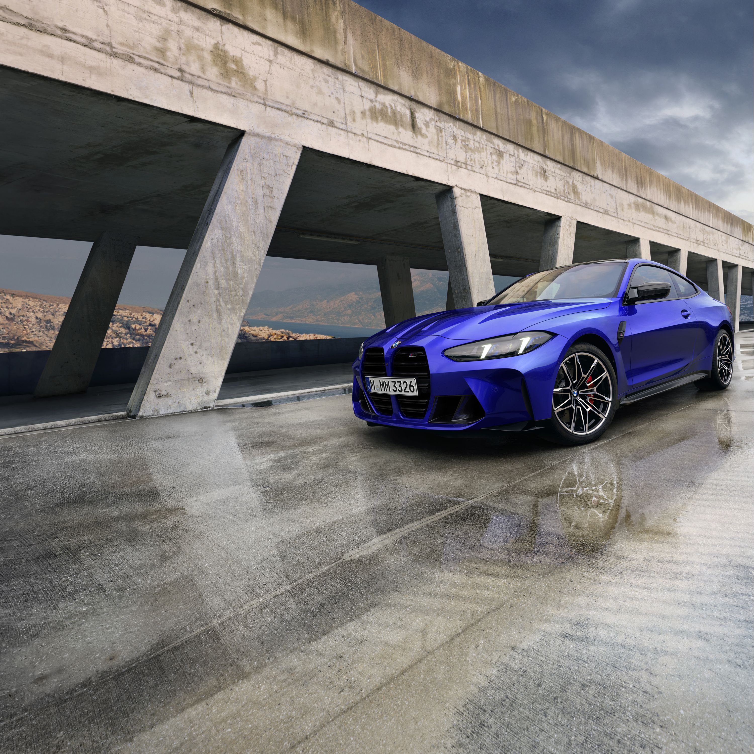 Άποψη της εξωτερικής σχεδίασης της BMW M4 Competition Coupé σε Marina Bay Blue