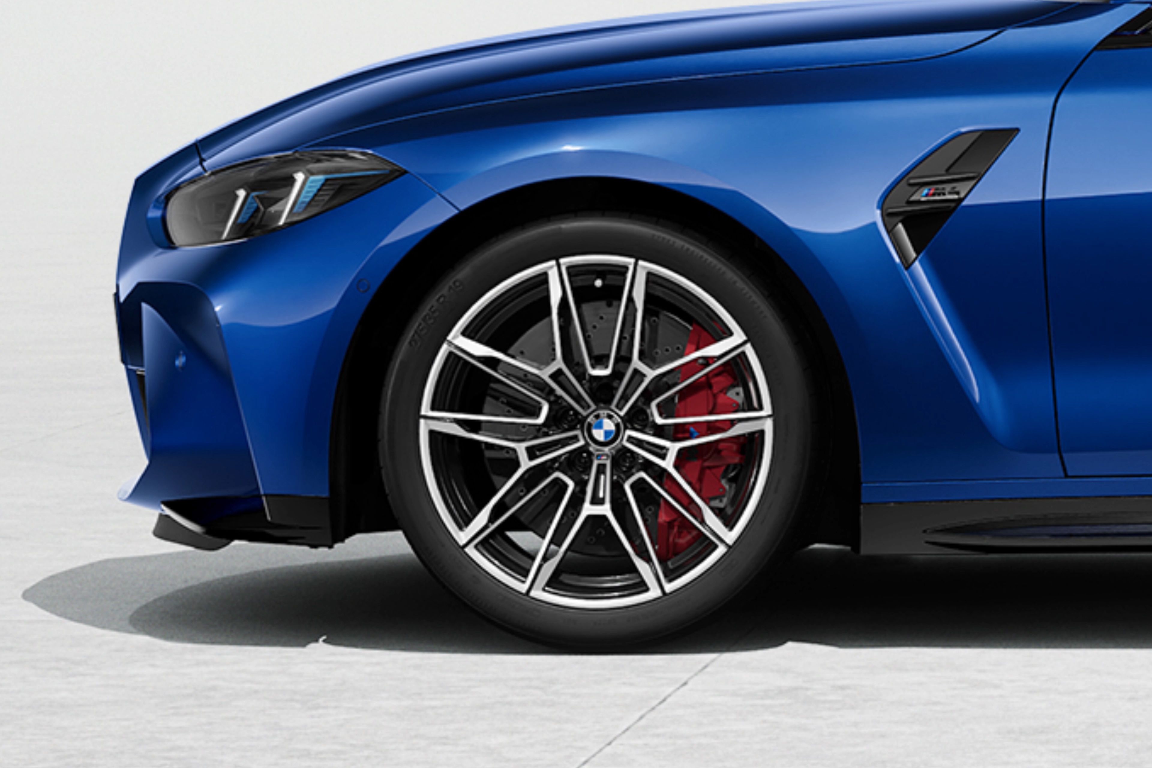 M Compound brakes with red high-gloss calipers on the BMW M4 Competition Coupe