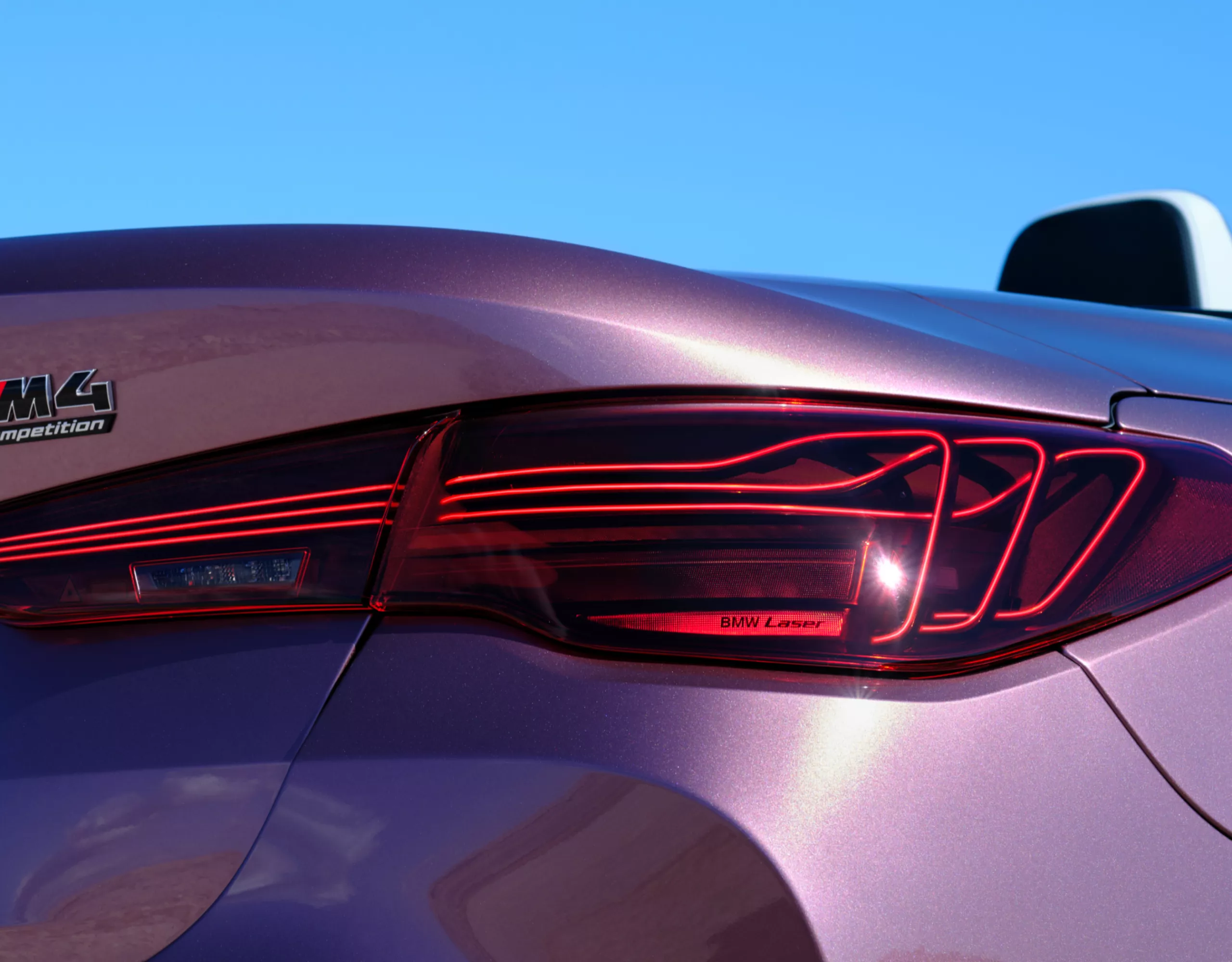 Heckansicht eines BMW M4 Competition Cabrios mit BMW Individual Lackierung