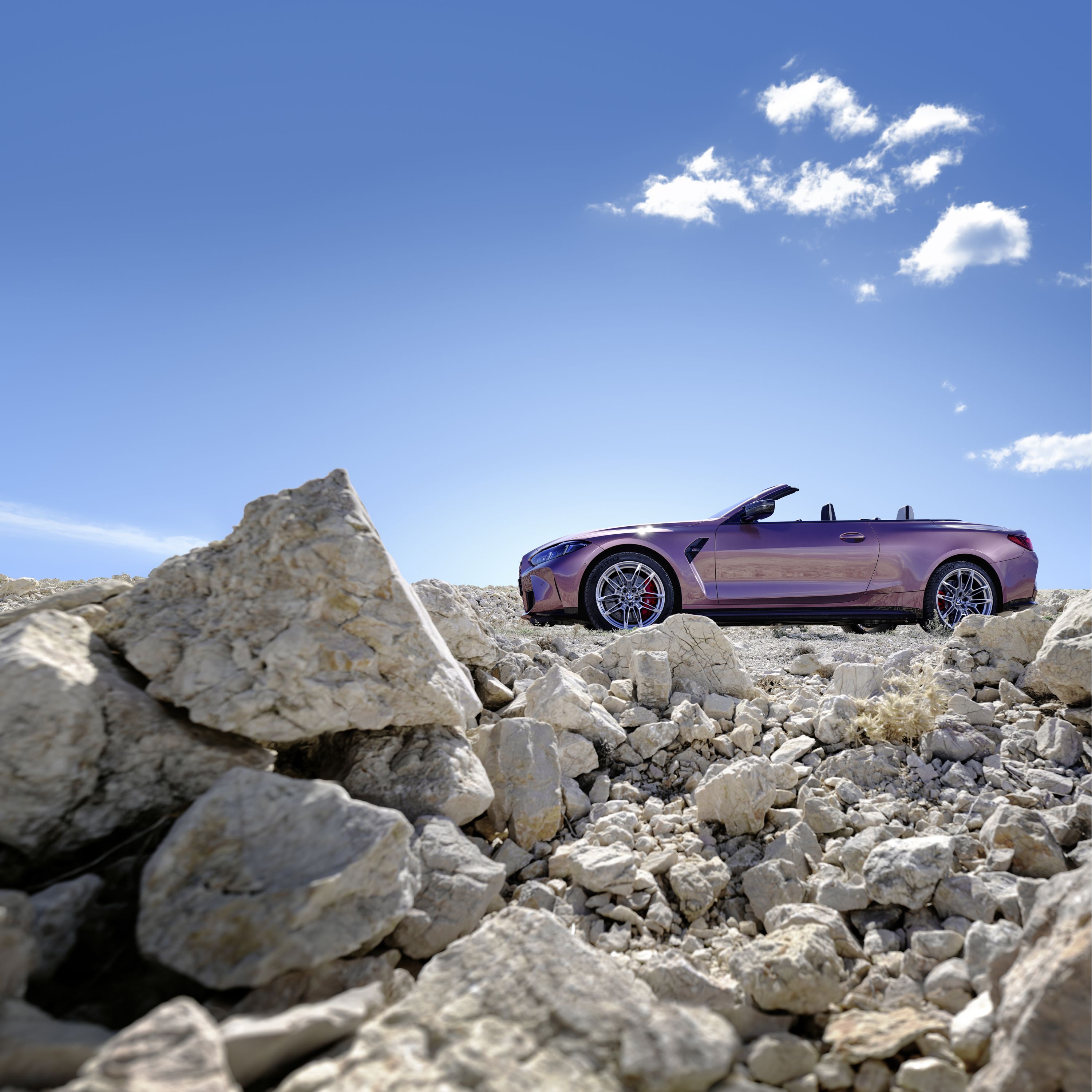 Vue extérieure de la BMW M4 Competition M xDrive Cabriolet en Velvet Orchid