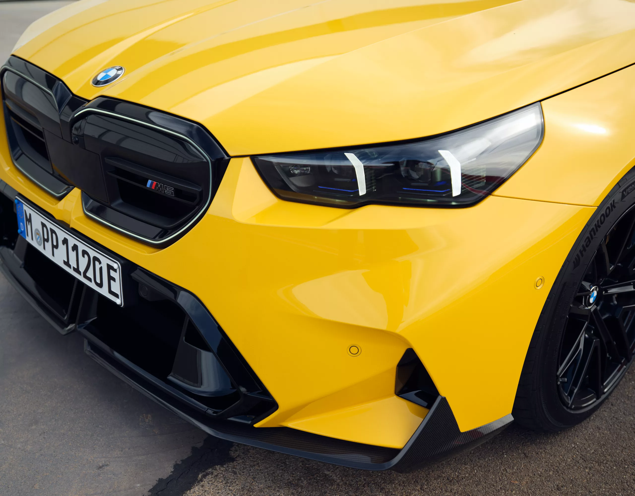 BMW M5 ในสี BMW Individual Speed Yellow Solid