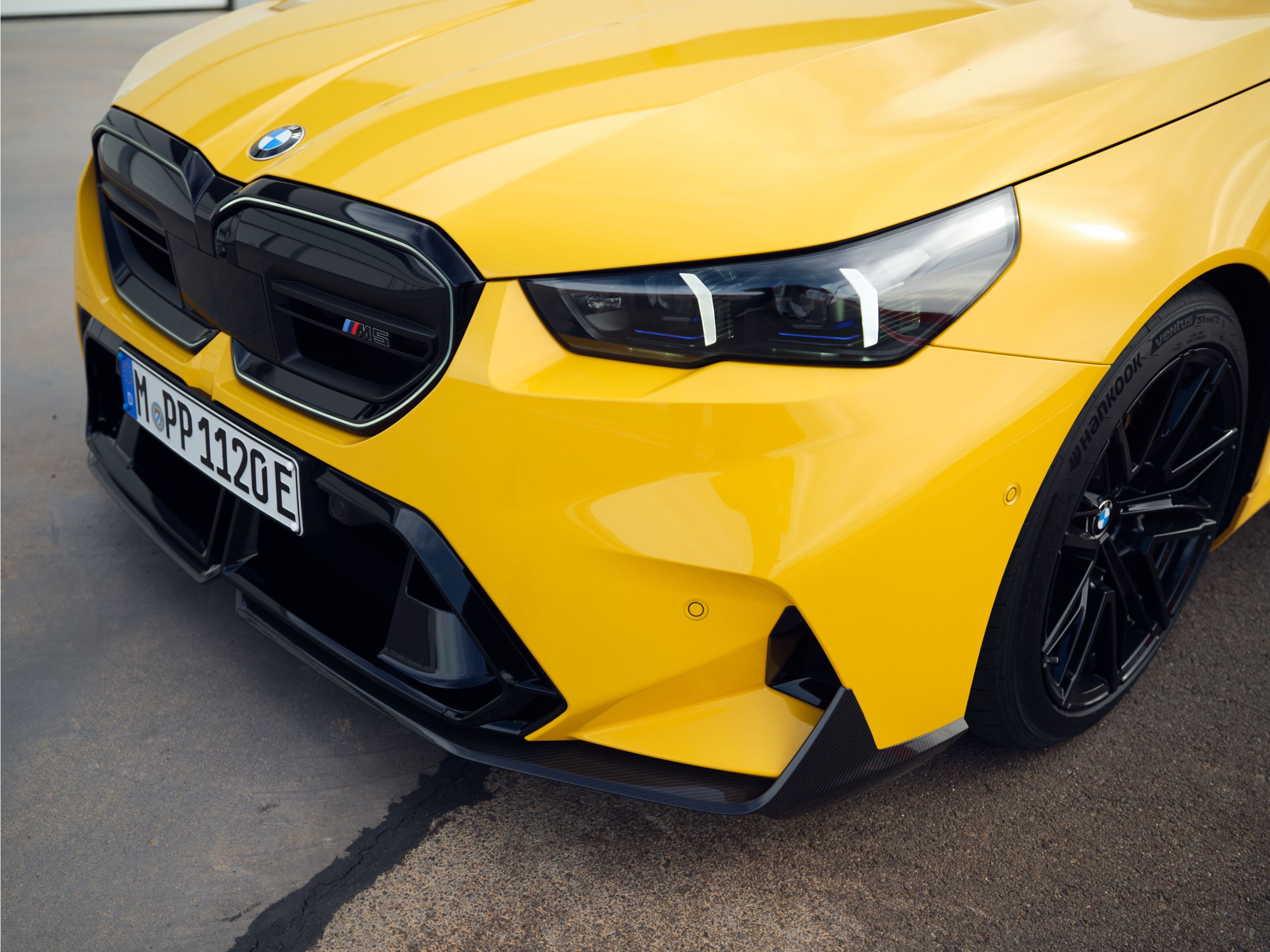 BMW M5 ในสี BMW Individual Speed Yellow Solid