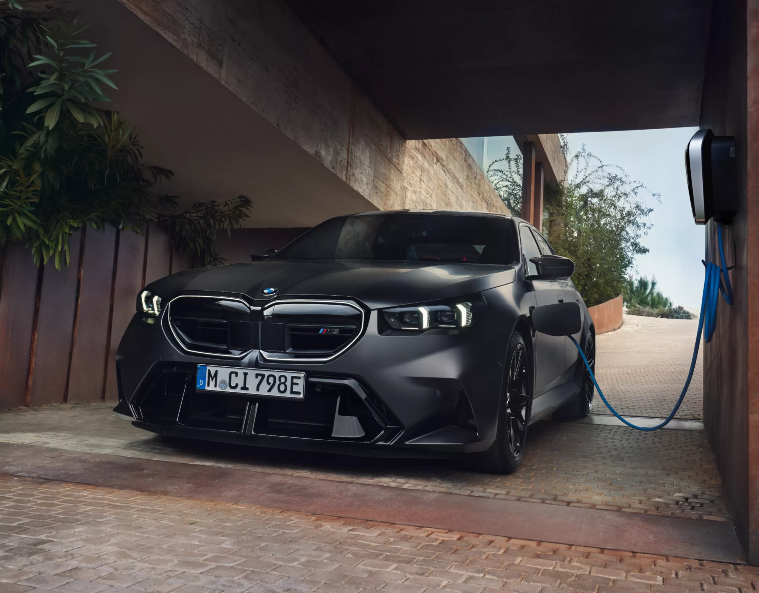 BMW M5 Limousine Zuhause laden 