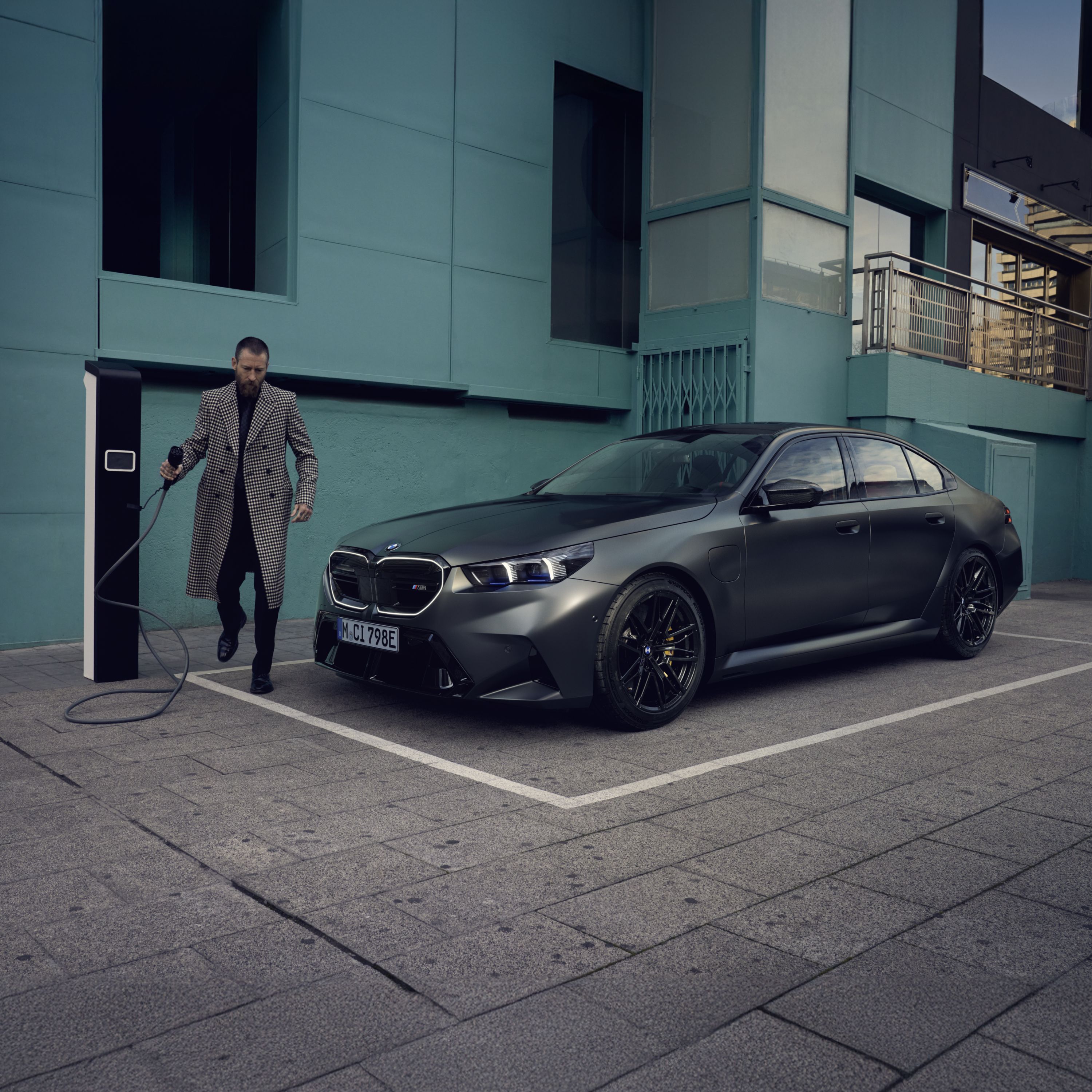 BMW M5 סדאן טעינה ציבורית