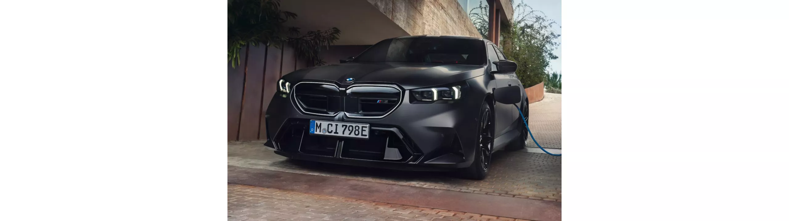 BMW M5性能房車，壁掛式交流充電座