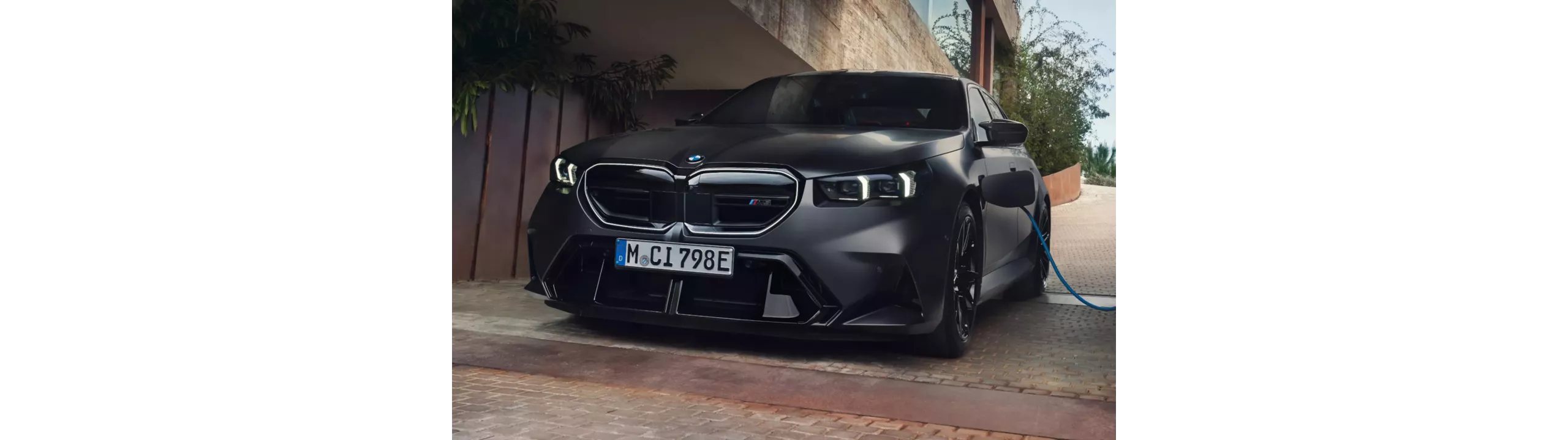BMW M5性能房車，壁掛式交流充電座