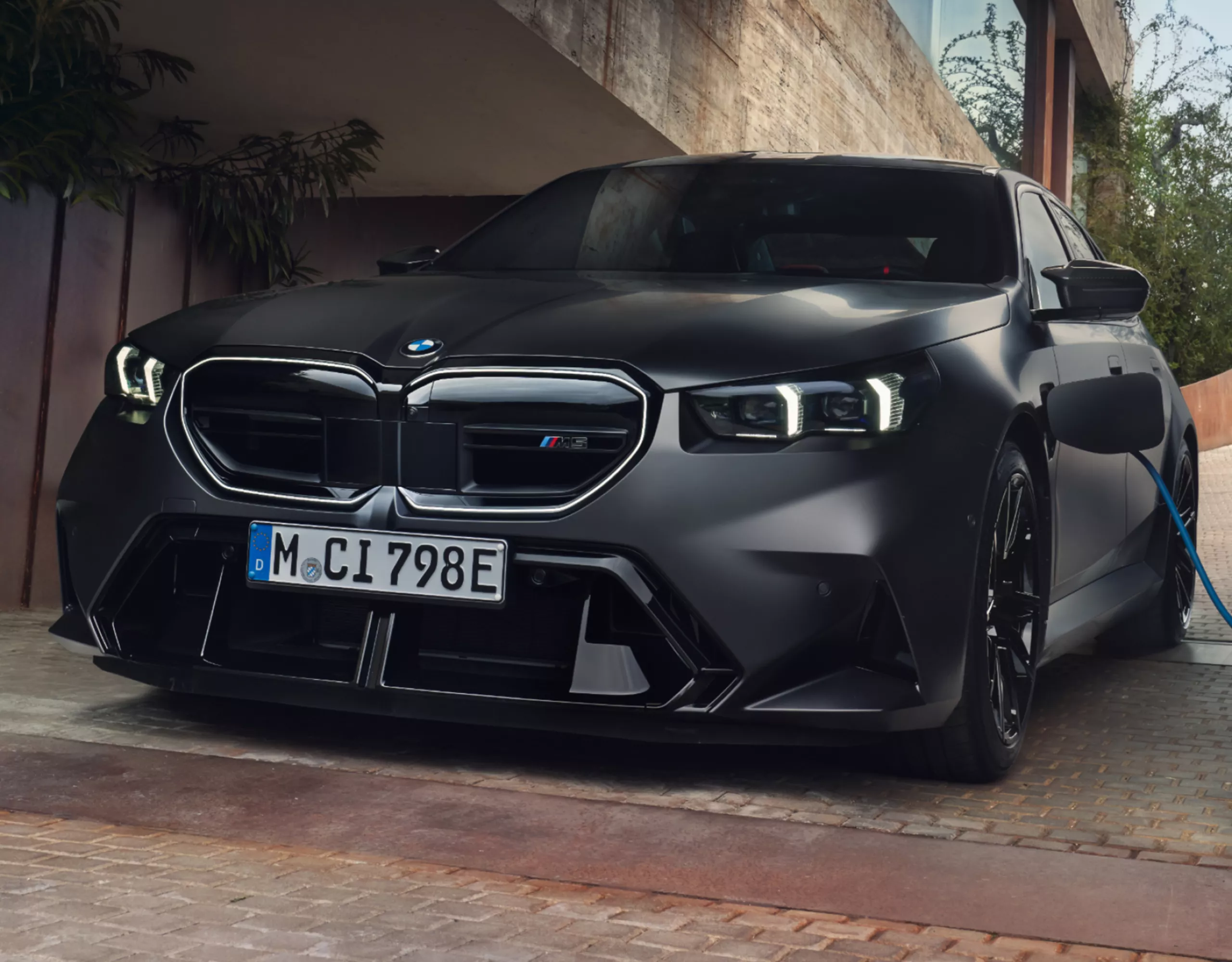 BMW M5性能房車，壁掛式交流充電座