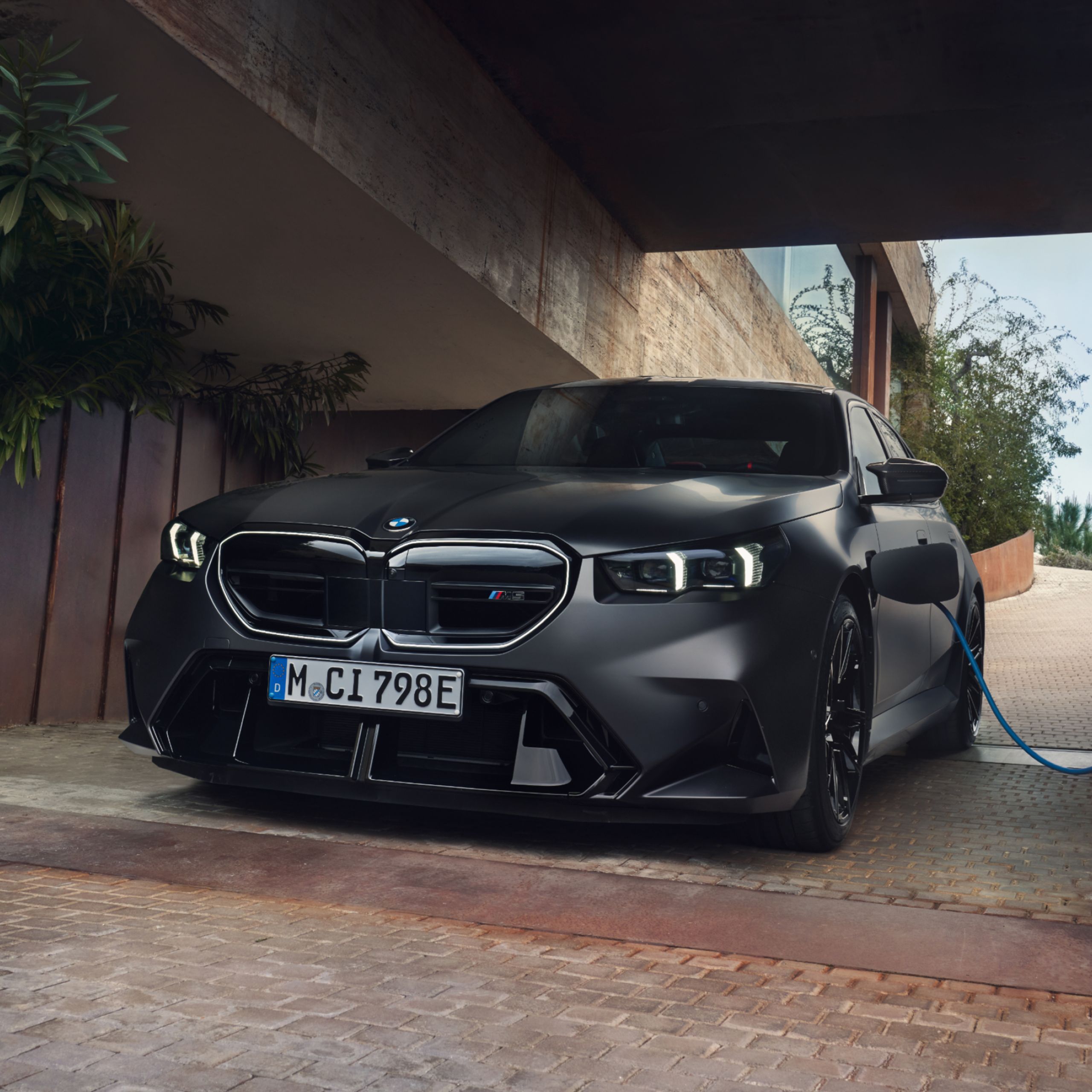 BMW M5性能房車，壁掛式交流充電座