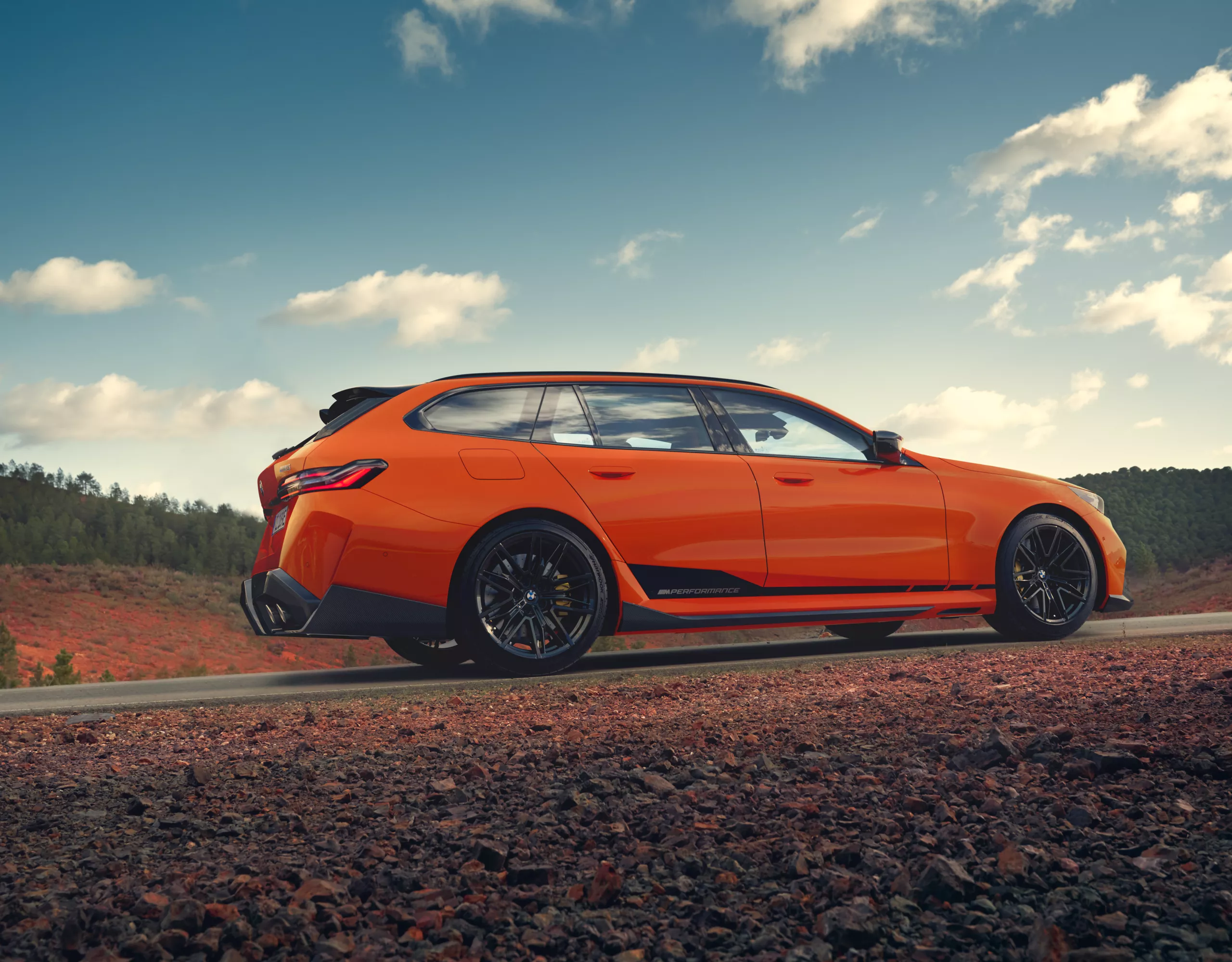 BMW M5 Touring  ในสี BMW Individual Sakhir Orange III Metallic