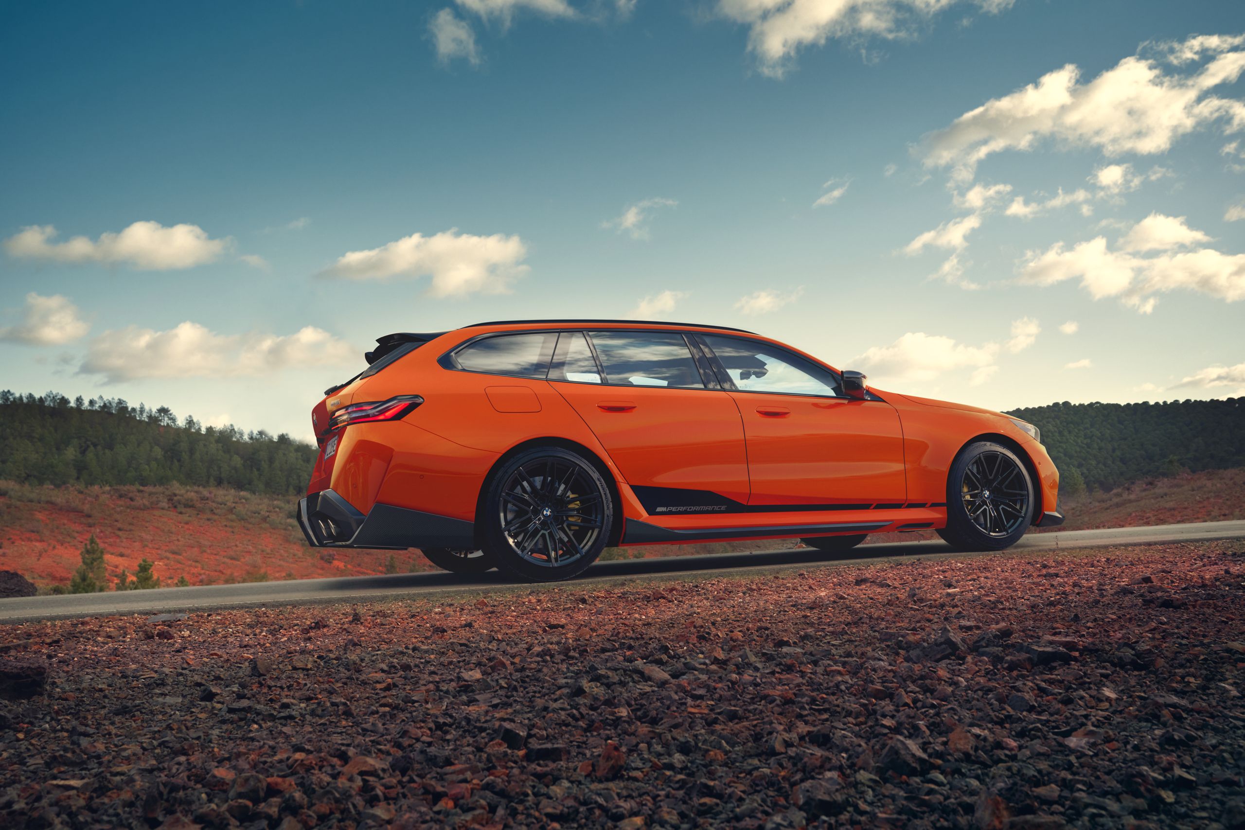 BMW M5 Touring  ในสี BMW Individual Sakhir Orange III Metallic