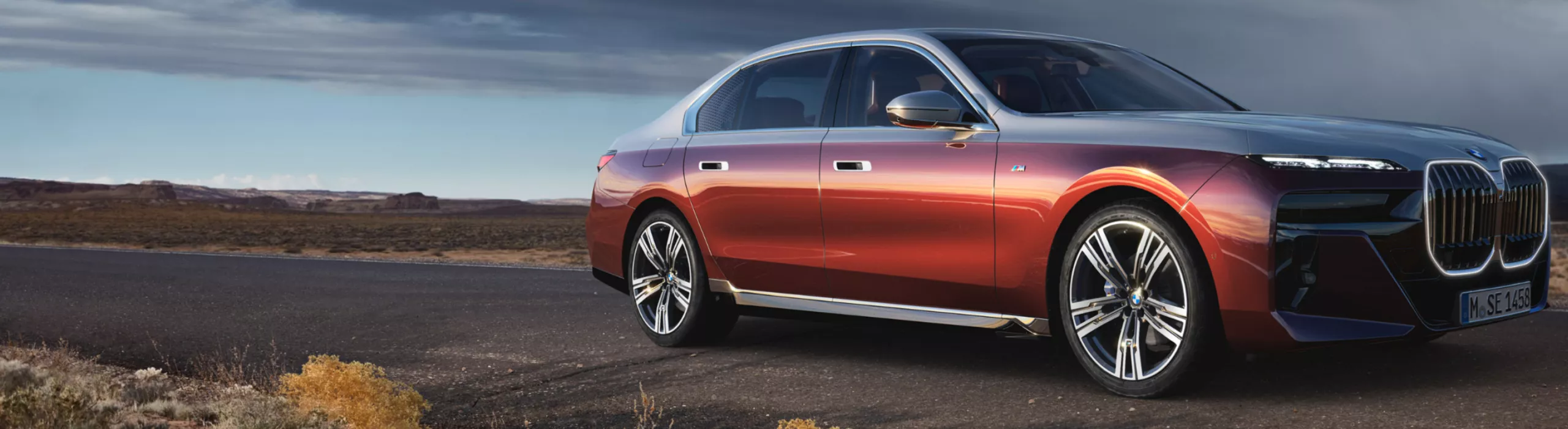 BMW 7 Series Sedan G70 side view with two-tone paint finish 