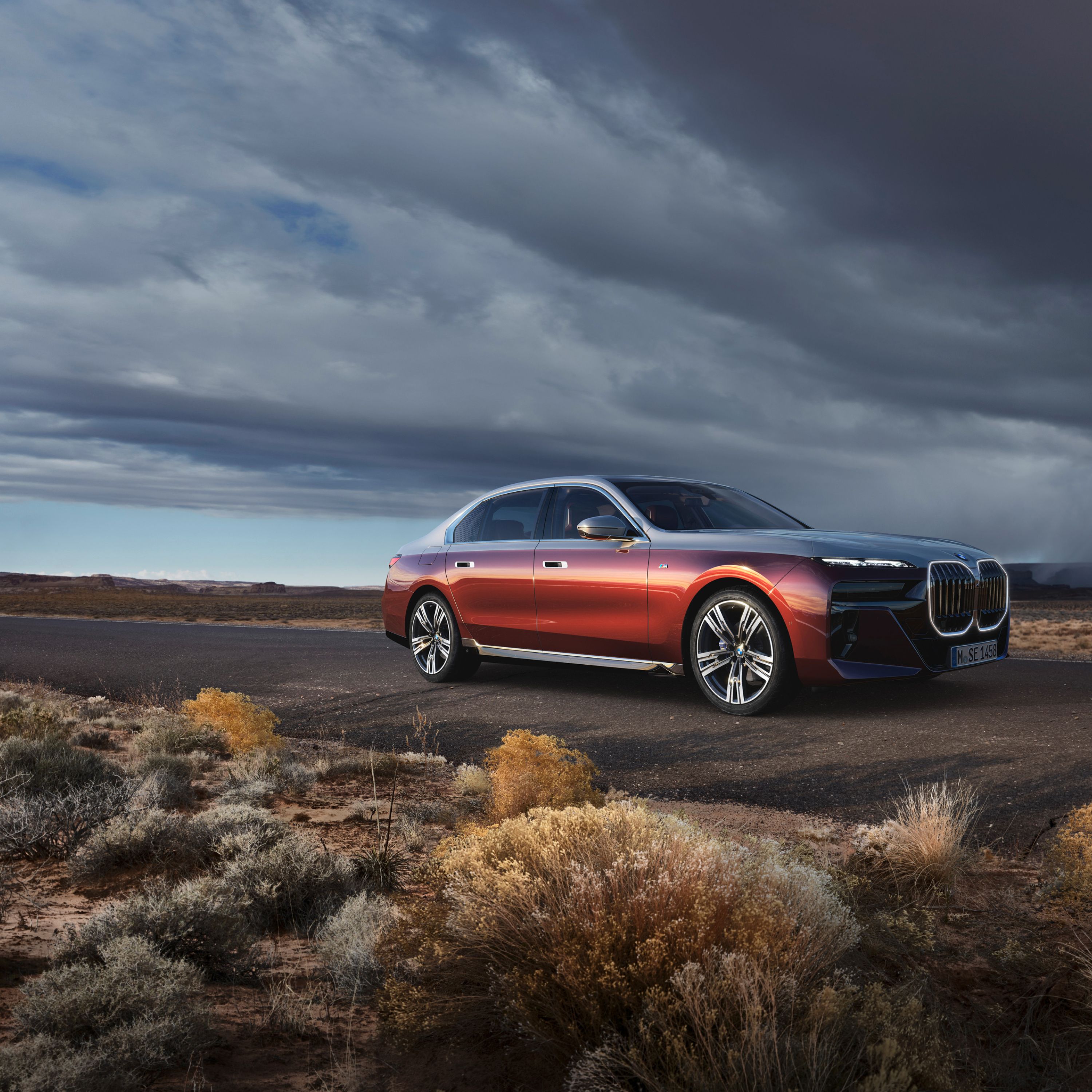  BMW 7er Limousine G70 Seitenansicht mit Two-Tone Lackierung 