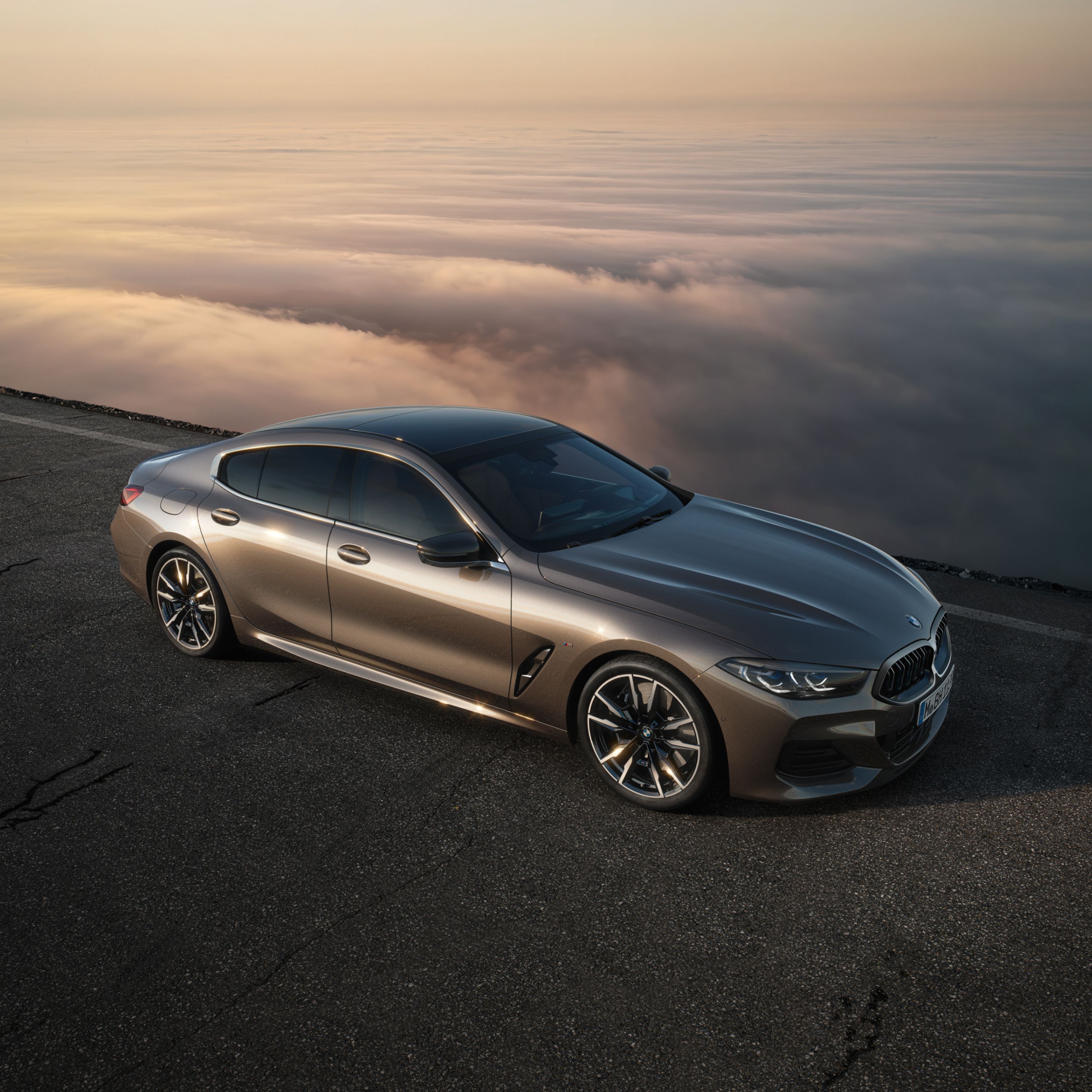 A BMW M850i xDrive Gran Coupé tengerparti úton hajnalban