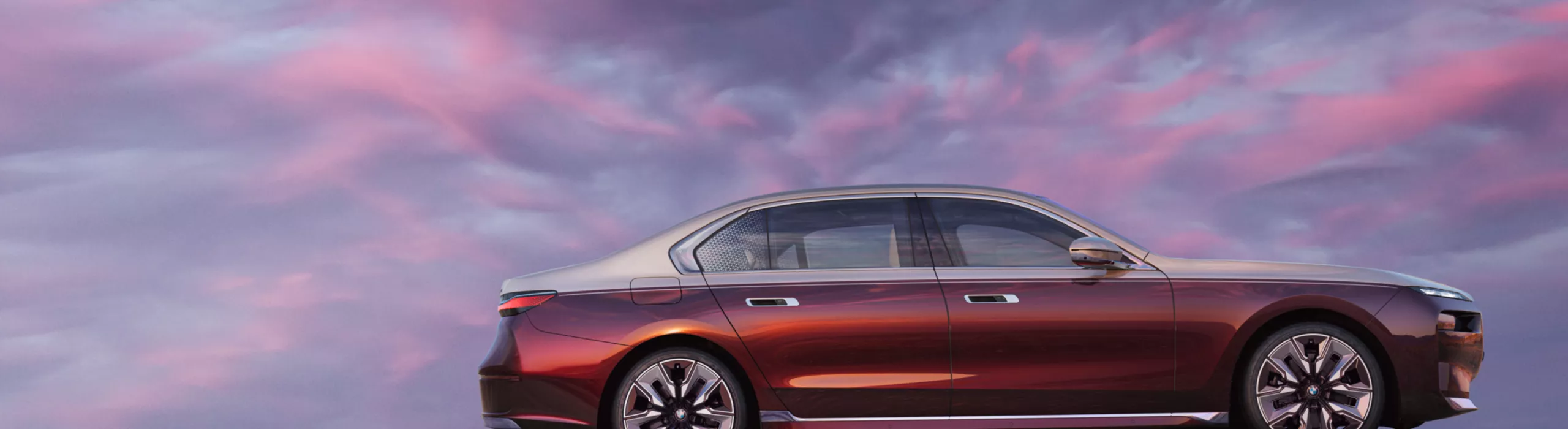 BMW i7 xDrive60 Seitenansicht bei außergewöhnlichem Sonnenuntergang